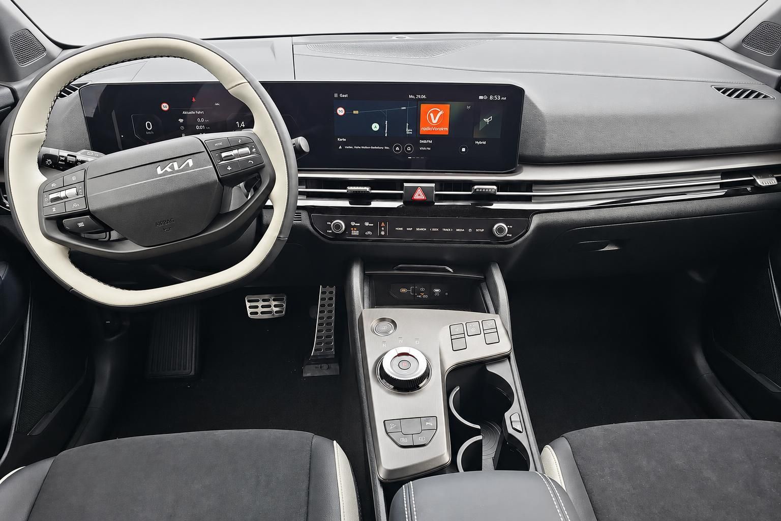 Kia Cockpit mit Lenkrad, Digitaldisplay und Mittelkonsole im Detail