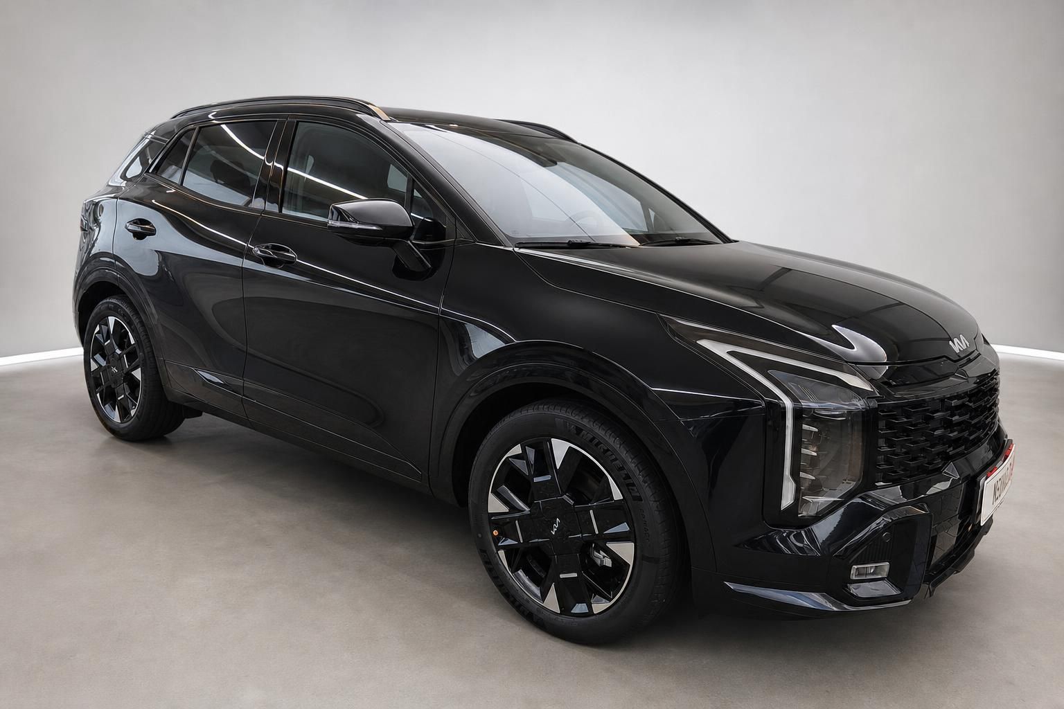 Kia Sportage schwarz in Frontansicht schräg, Studioaufnahme