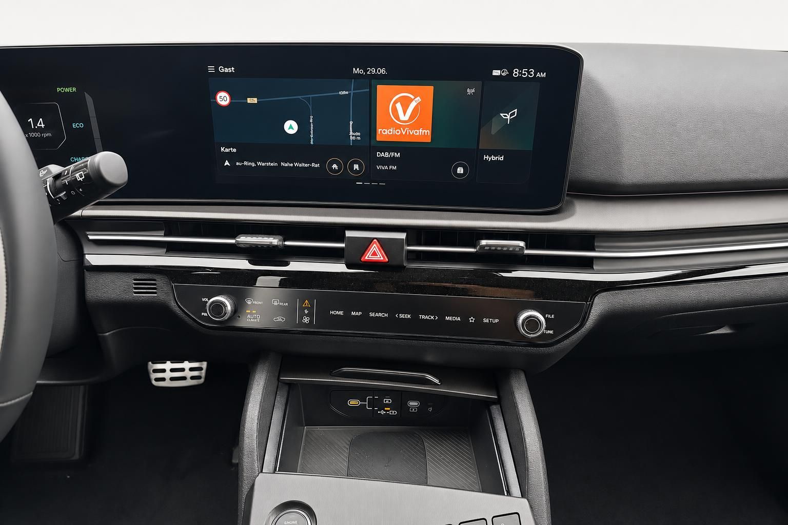 Kia Infotainment Display mit Navigation und Radiosender im Detail