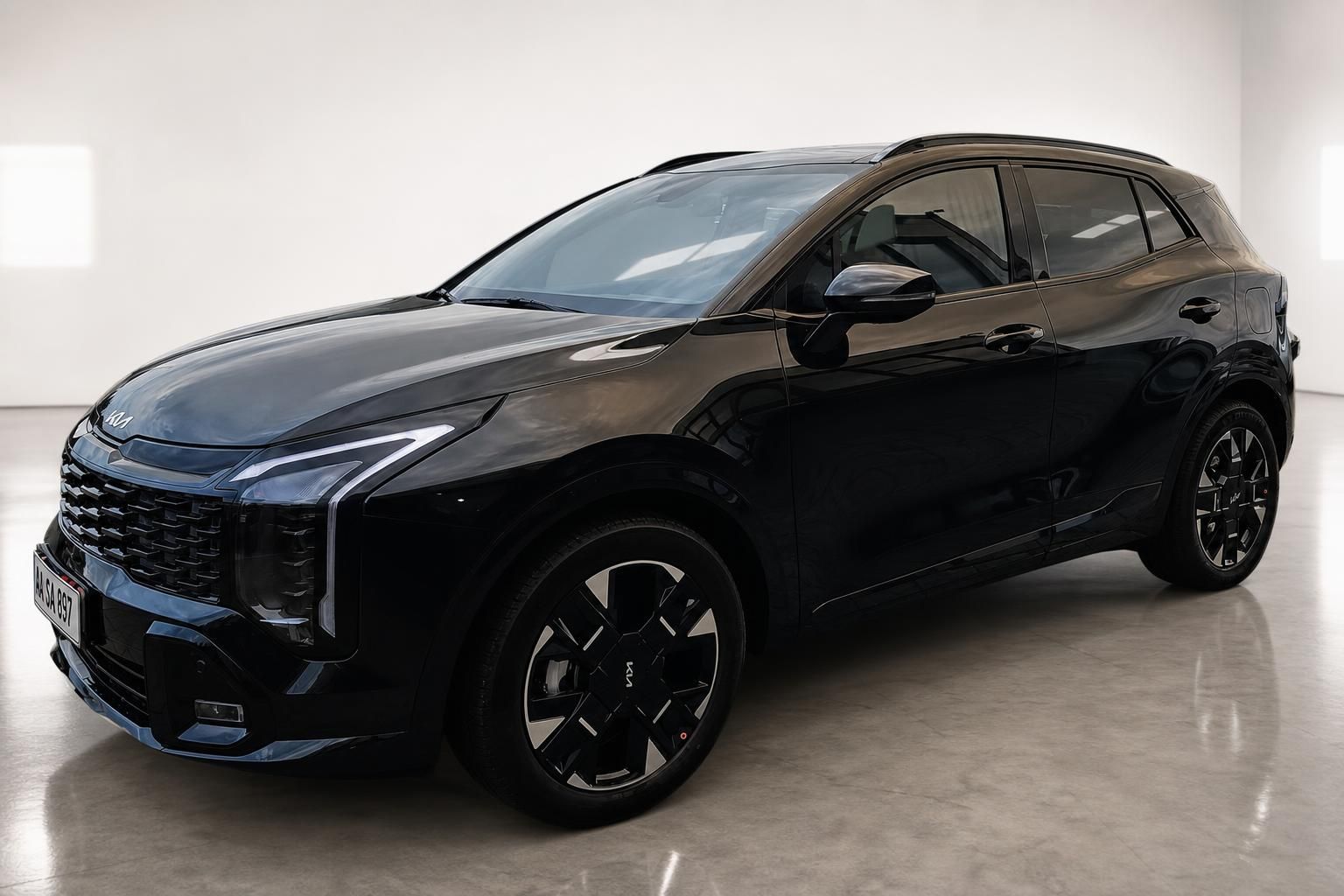 Kia Sportage schwarz von vorne schräg, Studiofoto mit Kennzeichen