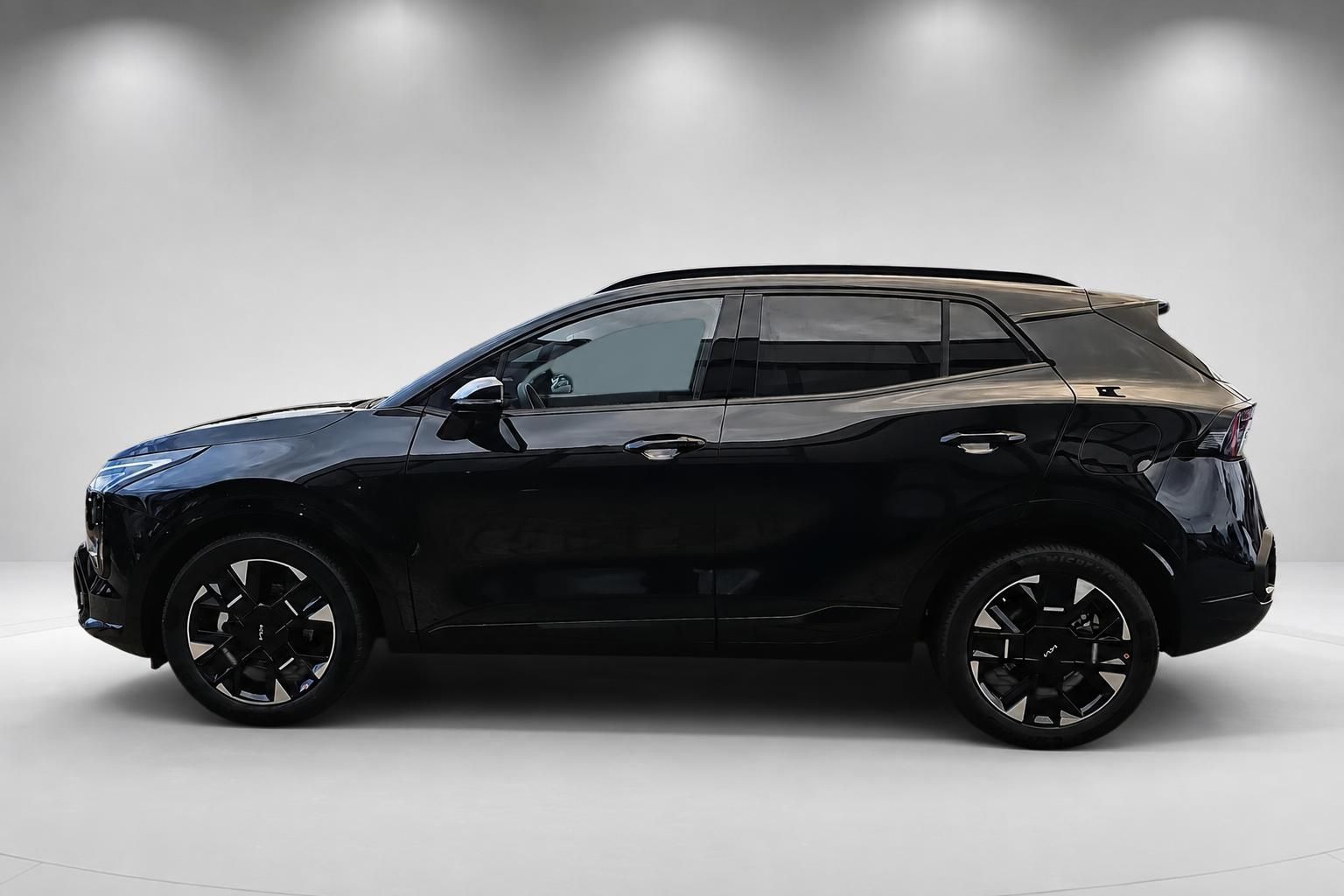 Kia Sportage schwarz in der Seitenansicht, Studioaufnahme