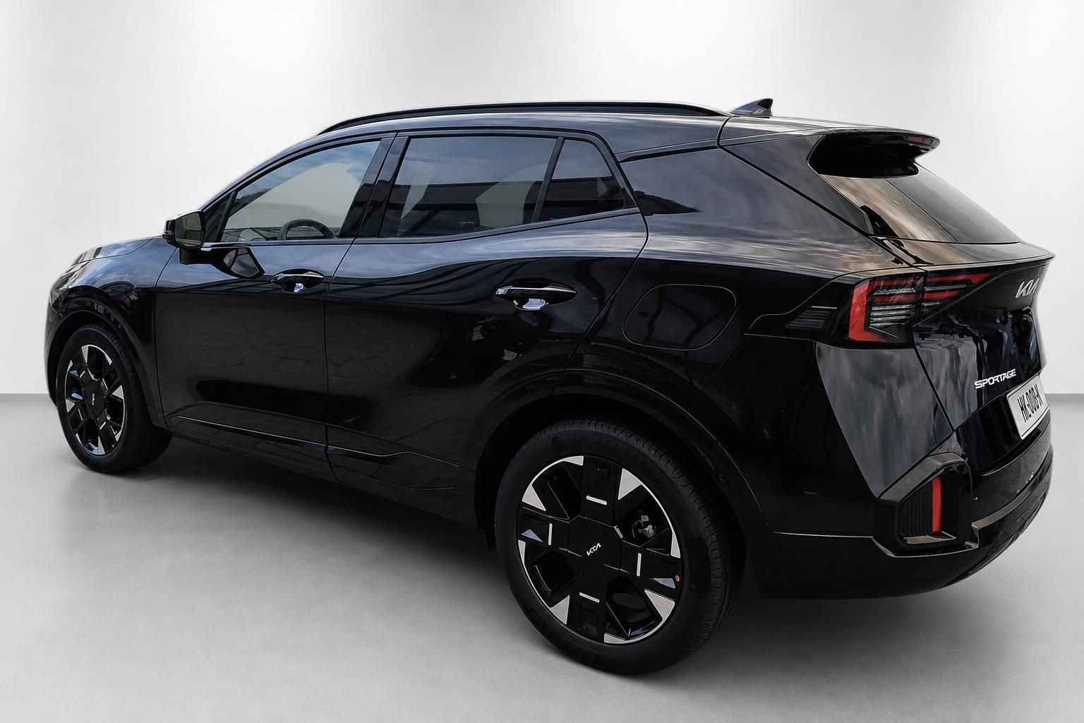 Kia Sportage schwarz Heckansicht schräg, Studioaufnahme