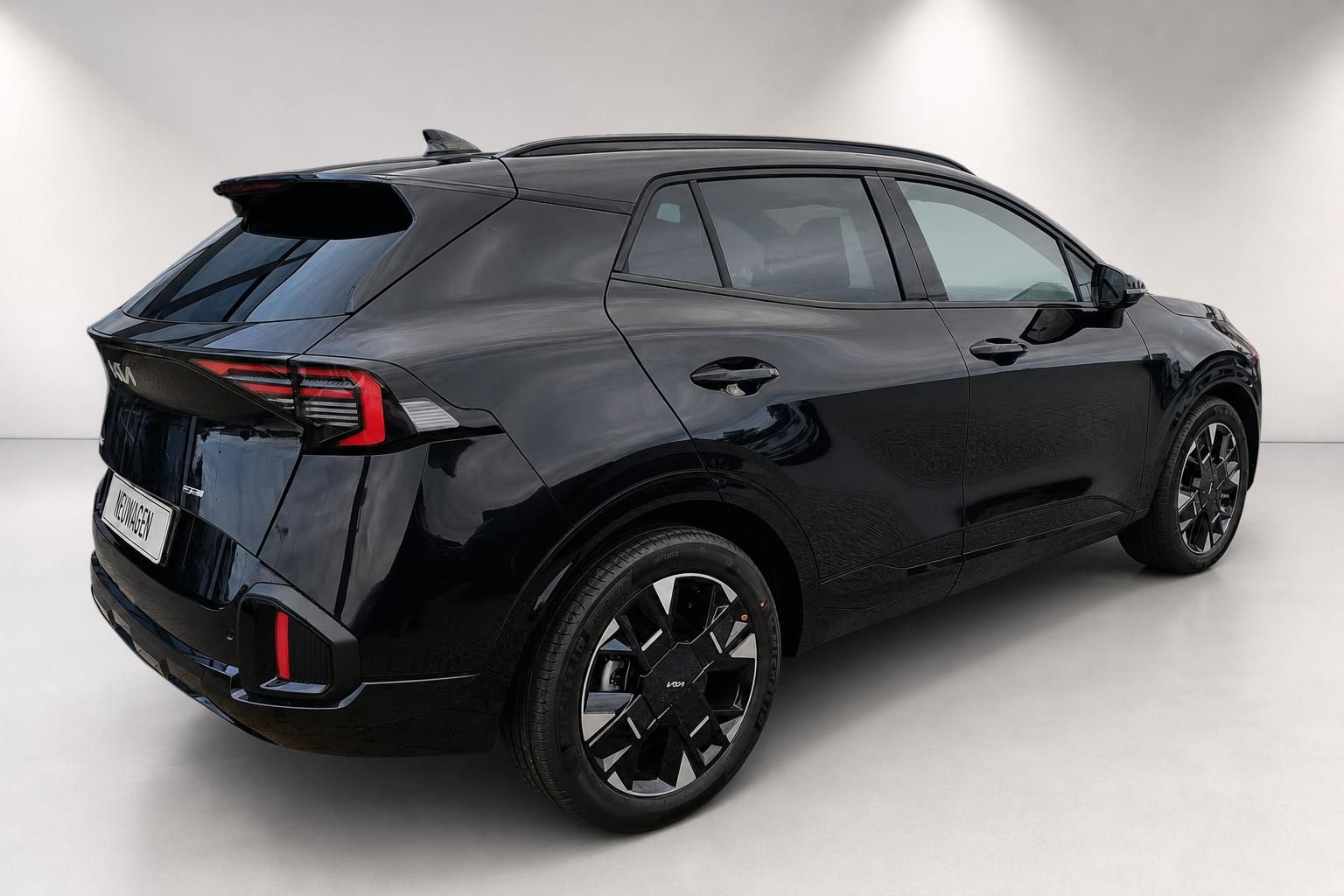 Kia Sportage schwarz Heck seitlich Neuwagen Studioaufnahme