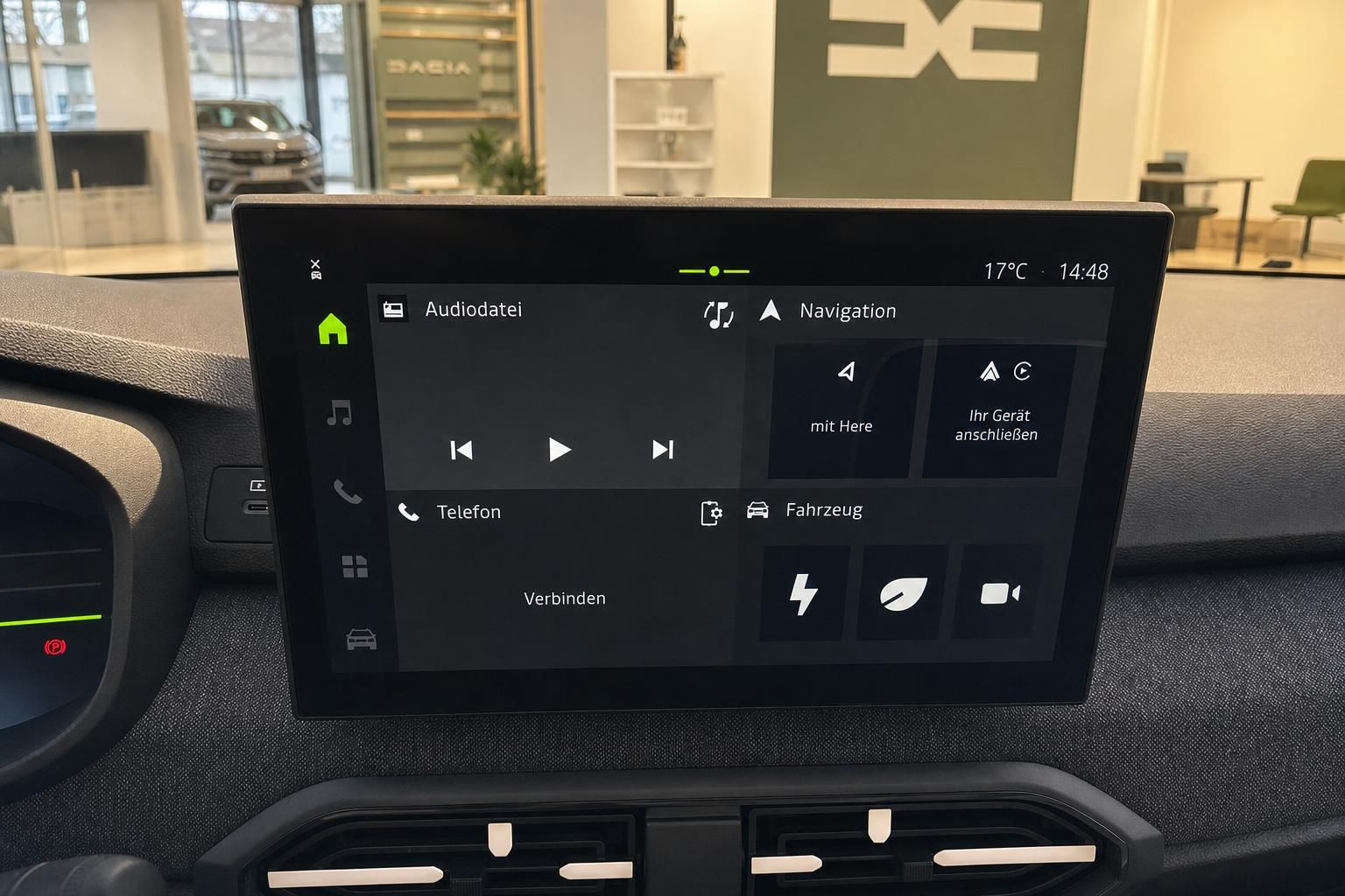 Touchscreen-Display im Fahrzeugcockpit mit Navigationssystem und Medienfunktionen