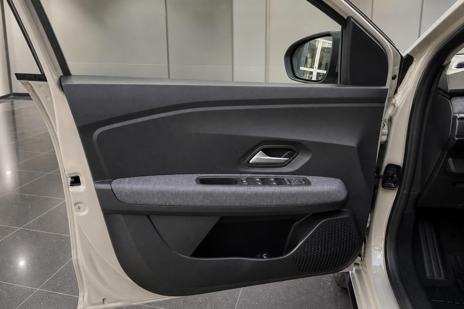 Fahrzeugtürverkleidung mit Fensterheber-Bedienung und Türgriff in grauem Design