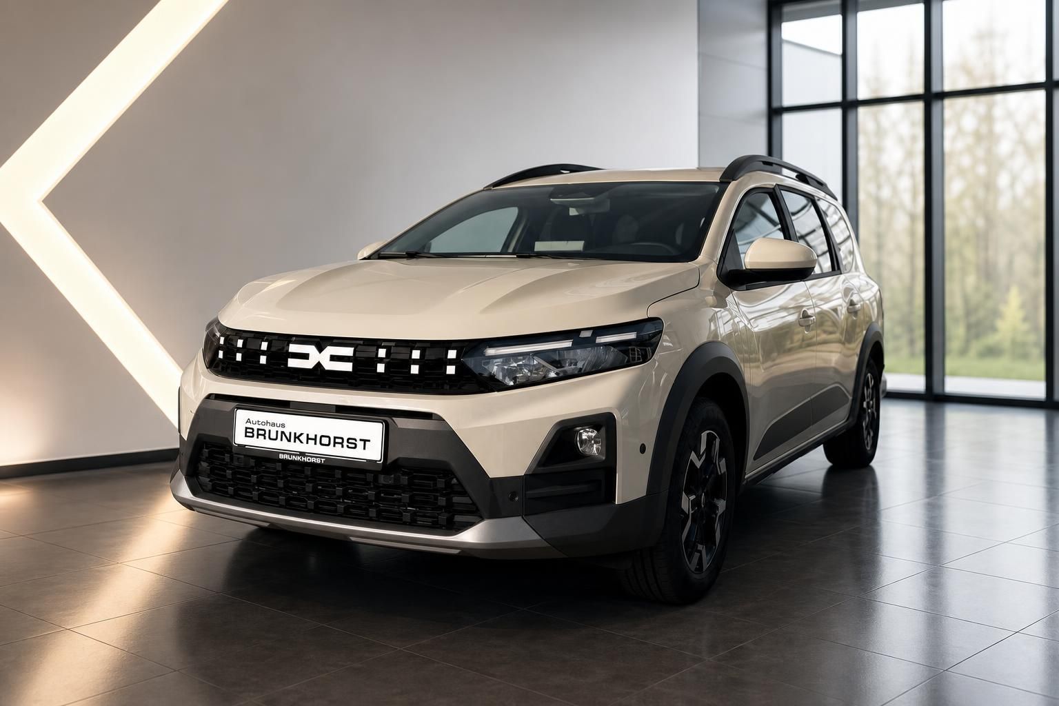Dacia Jogger SUV in beige, Schrägansicht von vorne im Autohaus Brunkhorst Showroom