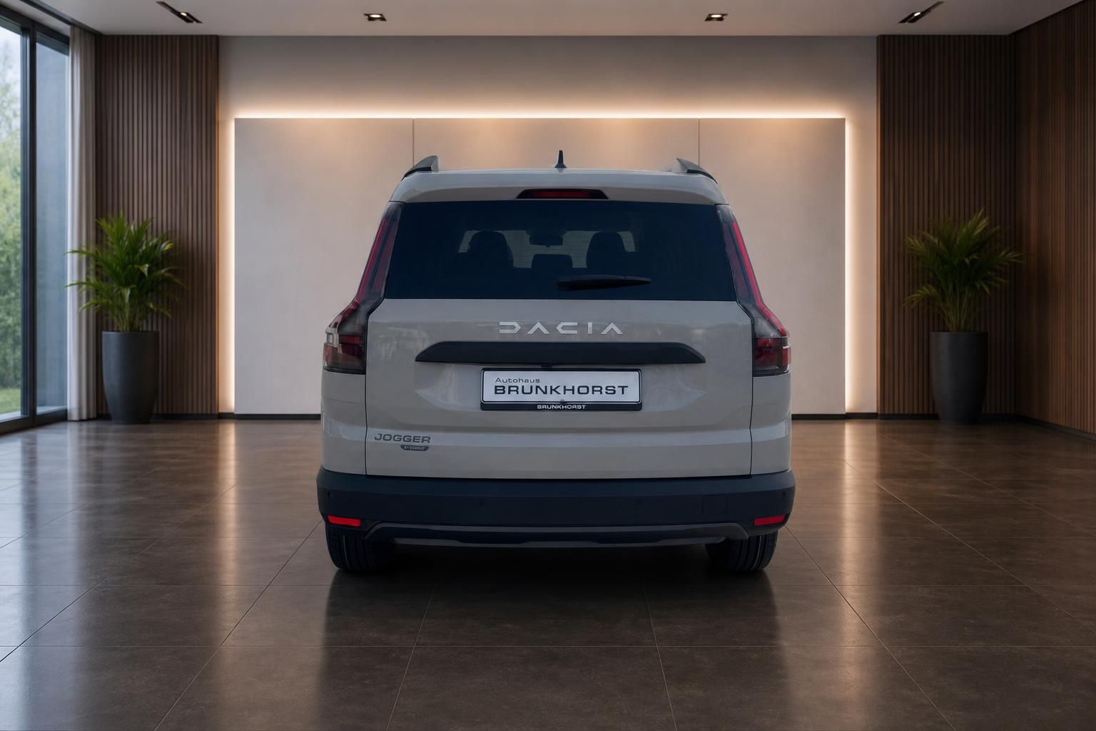 Dacia Jogger SUV Heckansicht in weiß, moderner Showroom mit eleganter Beleuchtung
