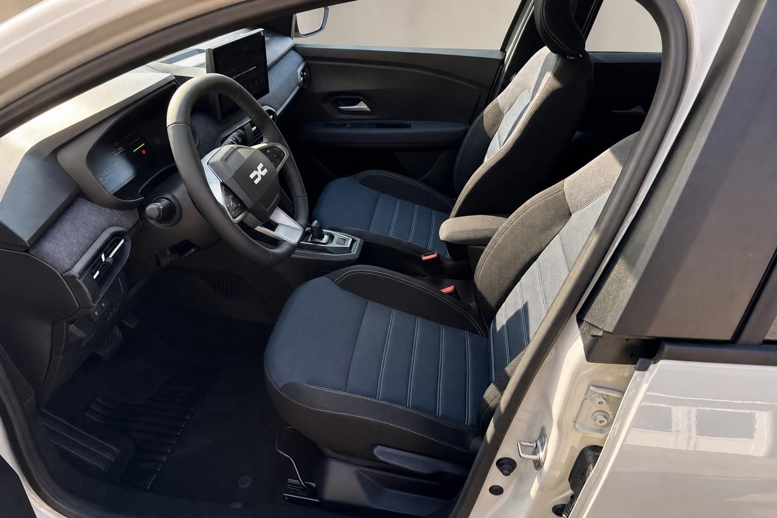 Dacia Jogger Innenraum mit schwarzen Ledersitzen, Lenkrad und modernem Armaturenbrett