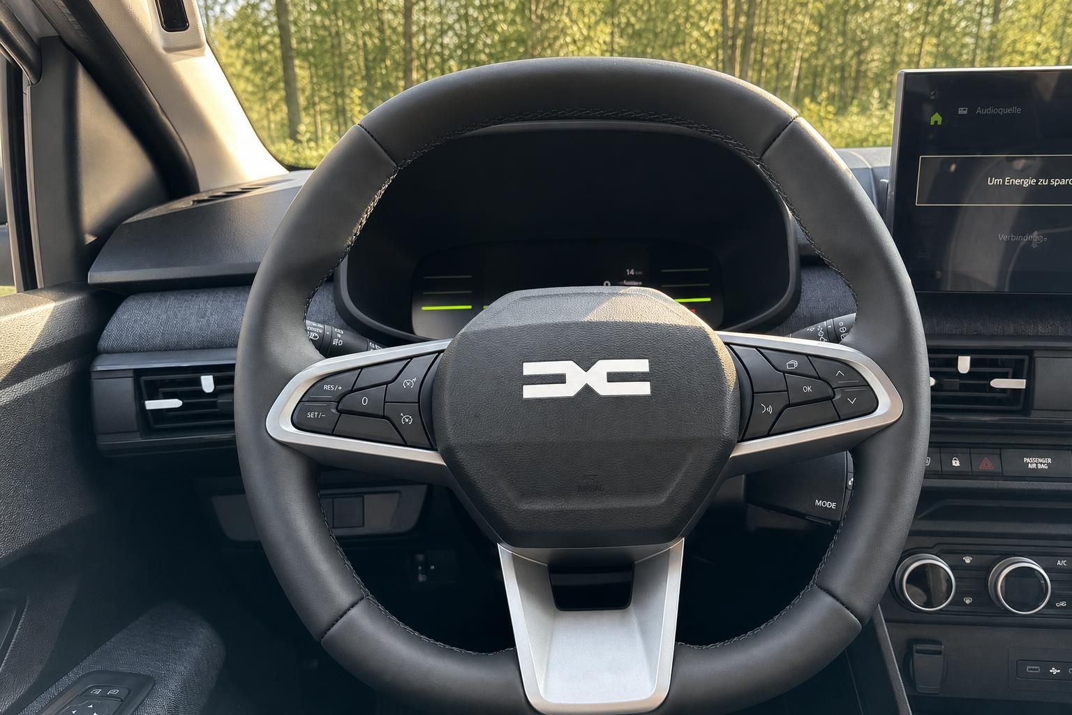 Dacia Lenkrad mit Multifunktionstasten, digitales Cockpit und Touchscreen-Display