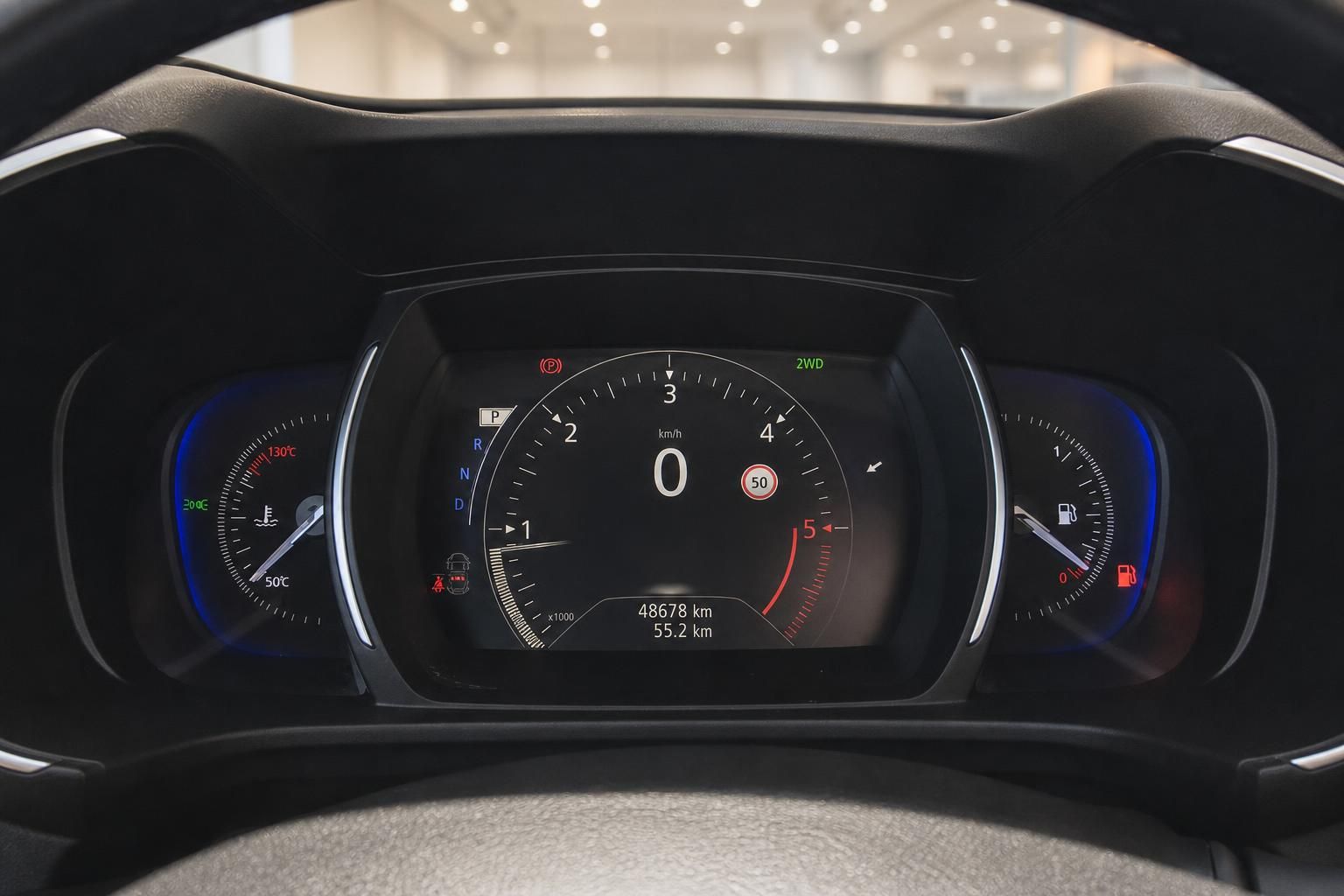 Digitales Kombiinstrument mit Tacho und Kilometerstand im Fahrzeug