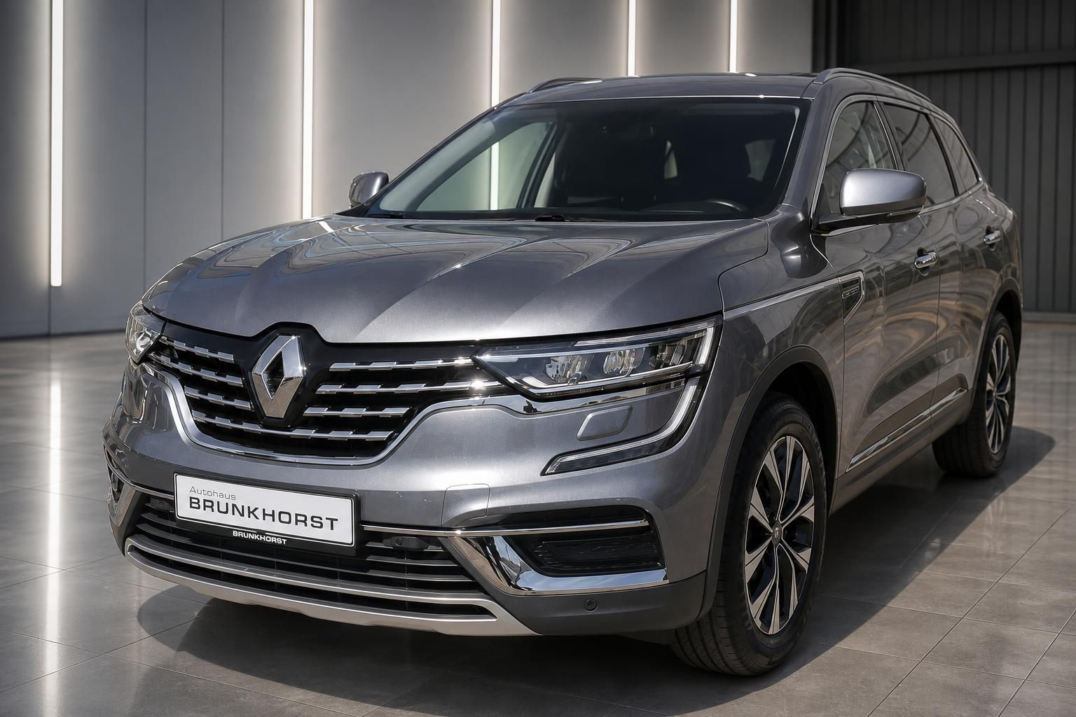Renault Koleos in Grau, Frontansicht schräg im Autohaus Brunkhorst