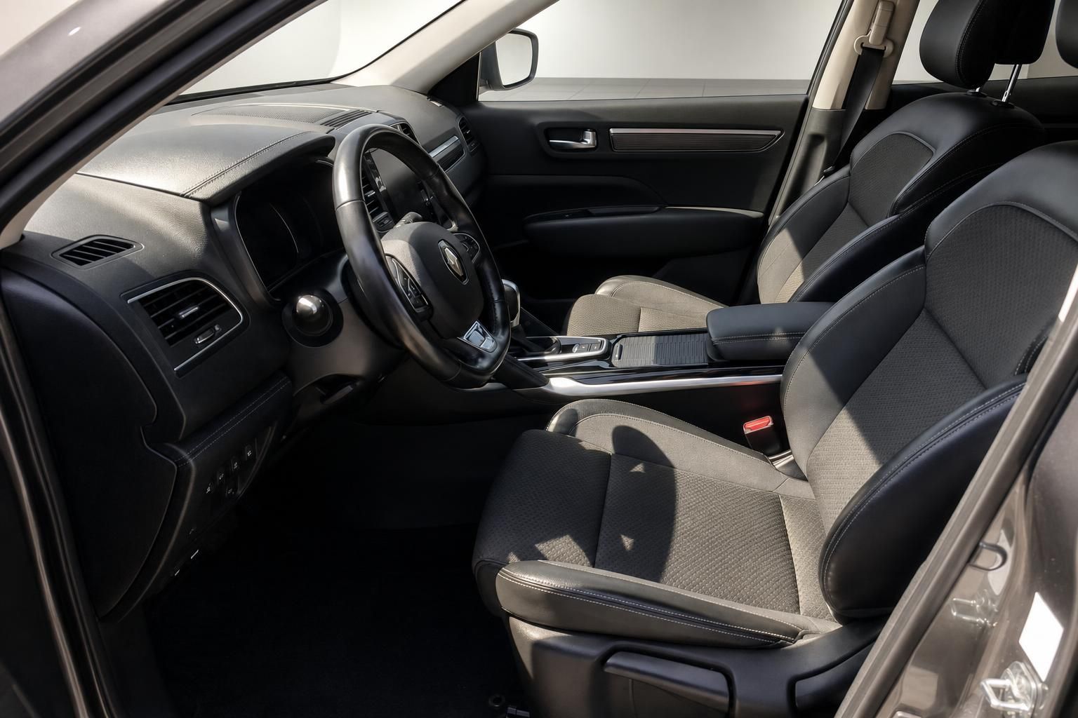 Renault Koleos Innenraum mit Ledersitzen und Cockpit