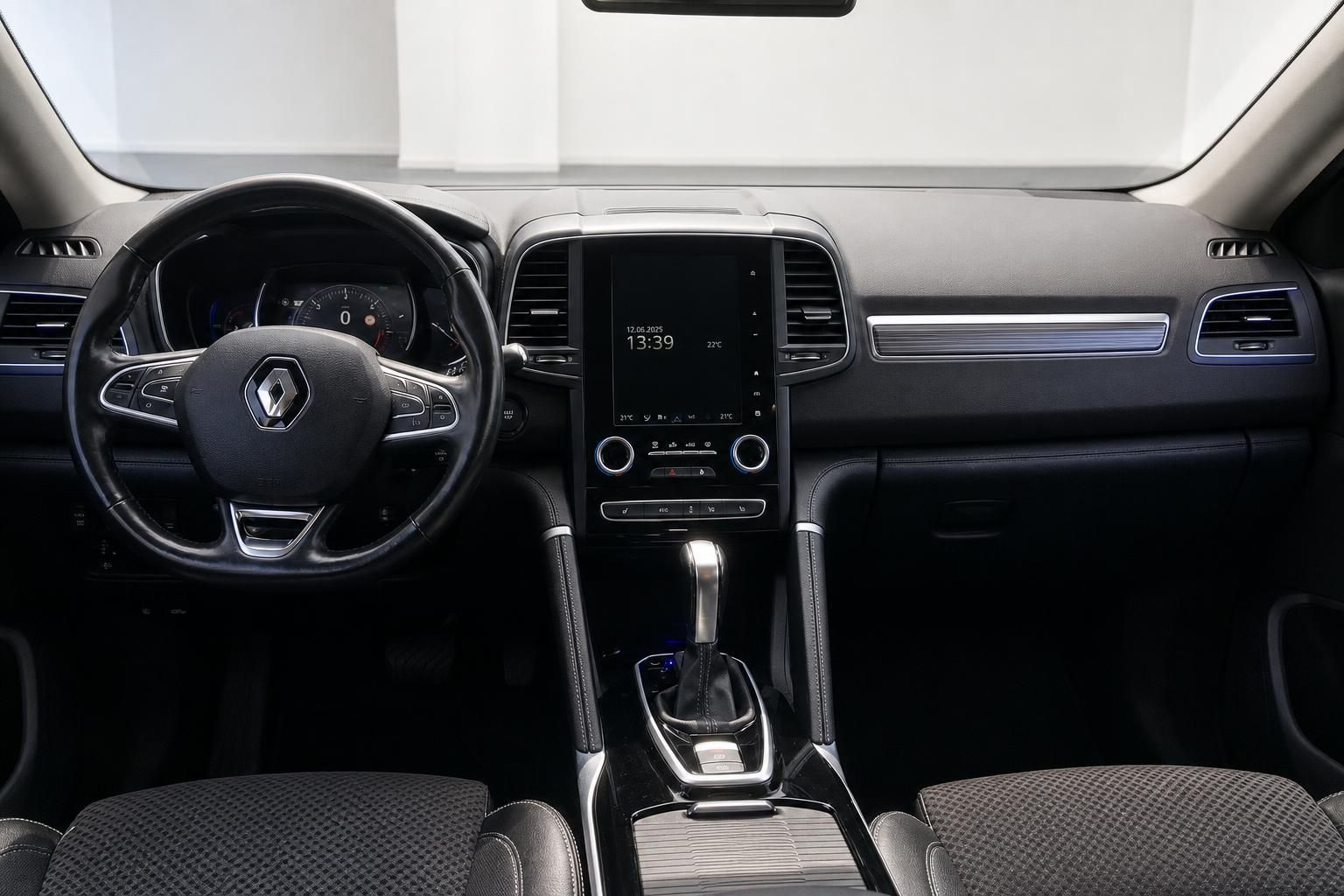 Renault Koleos Cockpit mit Lenkrad und Touchscreen-Display
