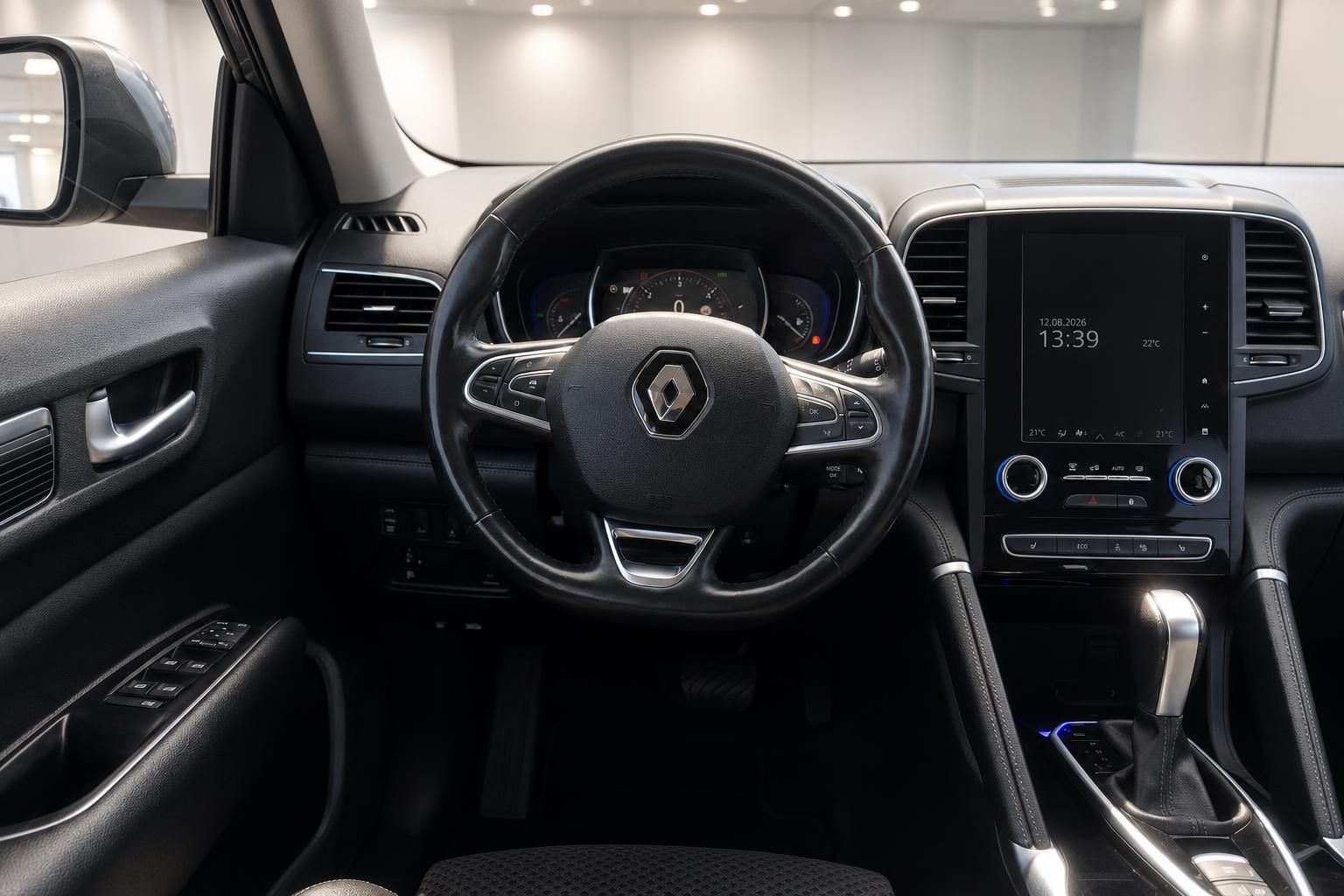 Renault Cockpit mit Lenkrad, Tacho und Touchscreen Infotainment