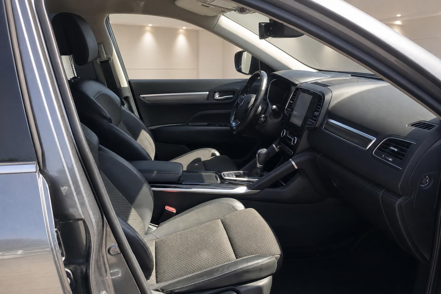 Renault Innenraum Vordersitze mit schwarzem Leder und Cockpit im Detail