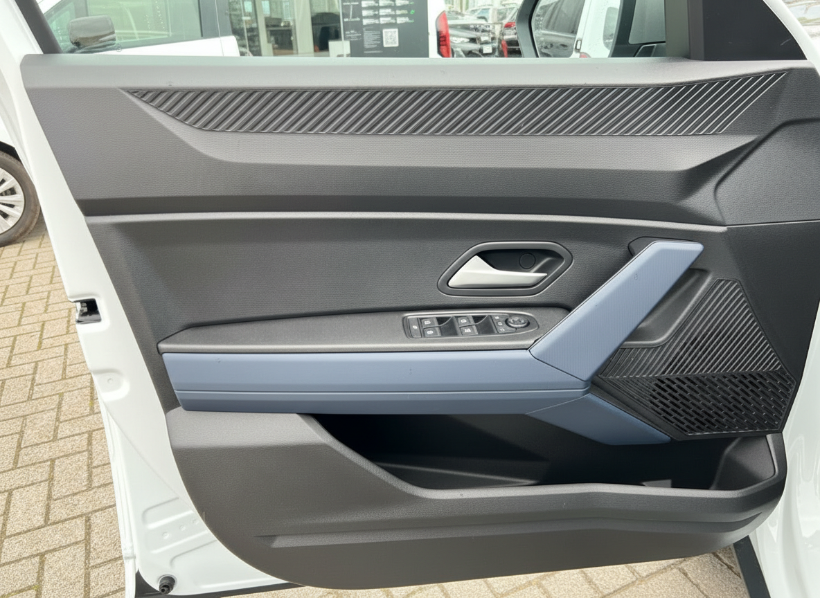 Fahrzeugtür Innenverkleidung mit Fensterheber-Schaltern und blauem Dekor-Element