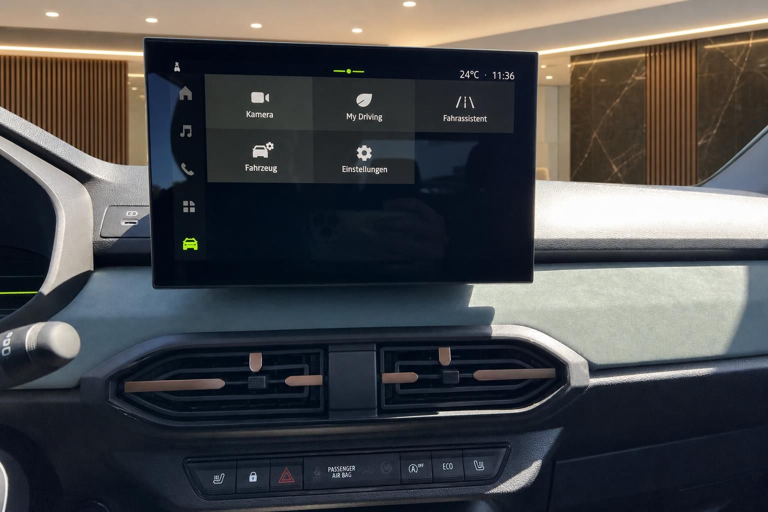 Modernes Fahrzeug-Infotainment-System mit Touchscreen und Menüoptionen im Innenraum
