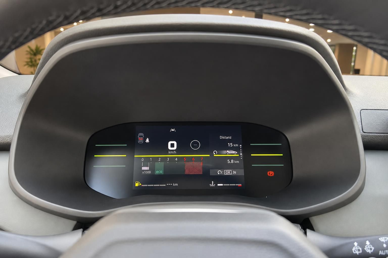 Digitales Armaturenbrett mit Tacho und Bordcomputer-Anzeige im Fahrzeuginnenraum