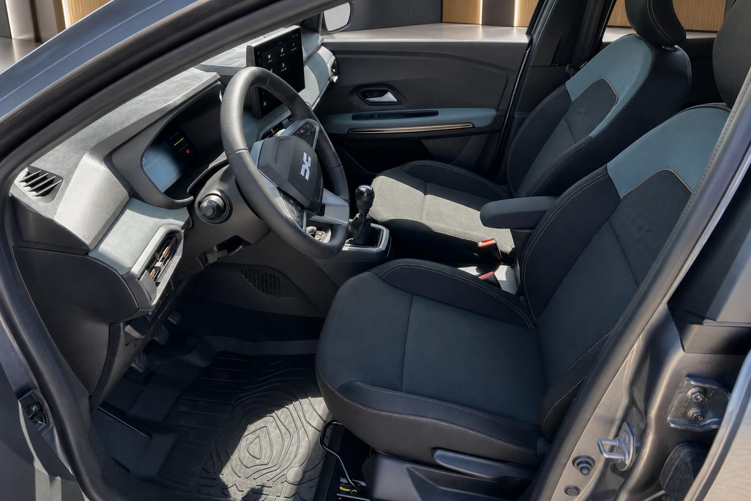 Fahrzeug Cockpit mit Lenkrad, Touchscreen und schwarzer Ausstattung im modernen Design