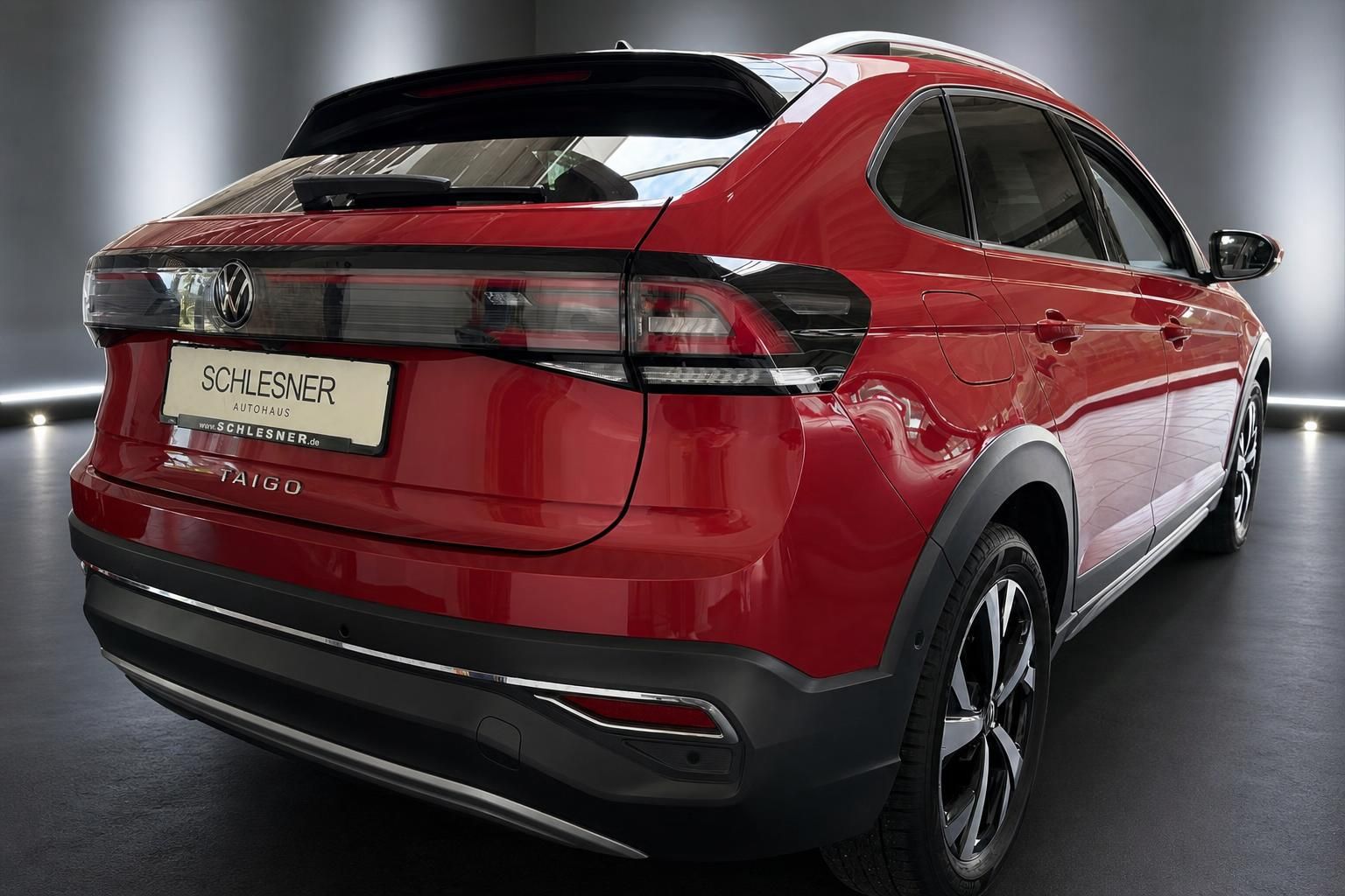 VW Taigo in Rot, Heckansicht mit Kennzeichenhalter Autohaus Schlesner