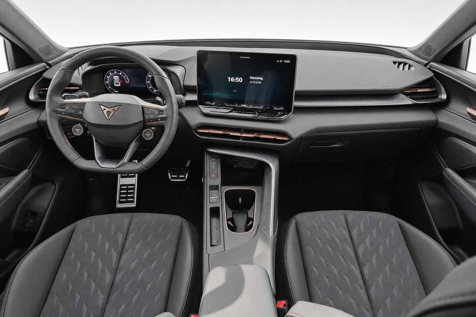 Cockpit mit Lenkrad, Sportsitzen und digitalem Display im Cupra