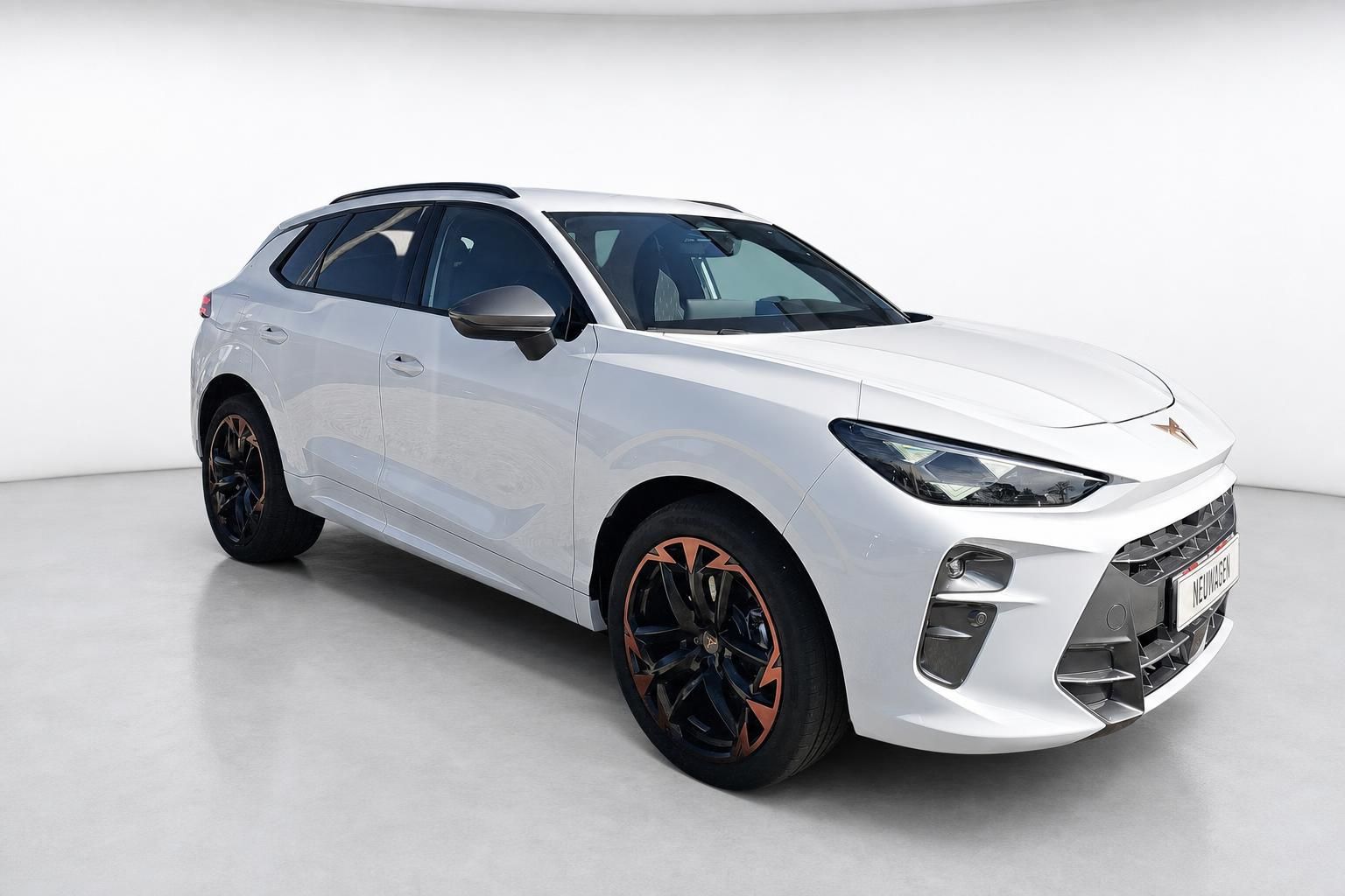 Cupra SUV weiss Frontansicht schraeg mit Alufelgen