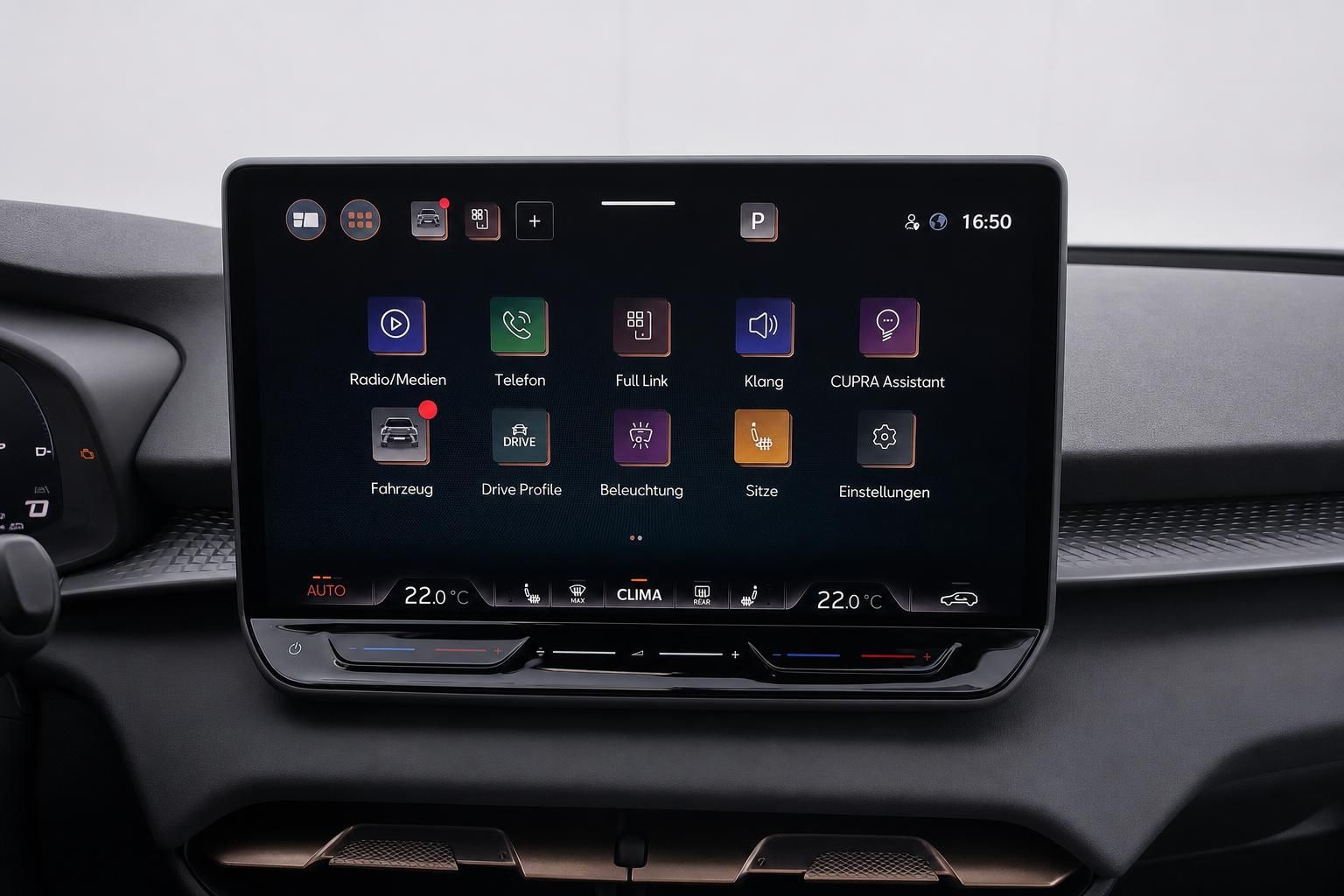 Infotainment-Bildschirm mit Menue fuer Klima und Fahrzeugeinstellungen