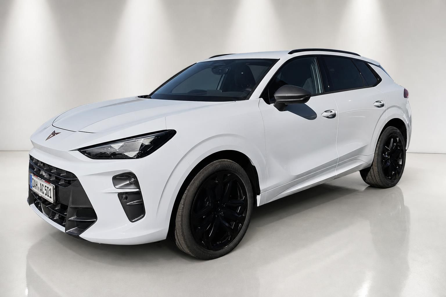 Cupra SUV weiss Frontansicht schraeg mit schwarzen Felgen