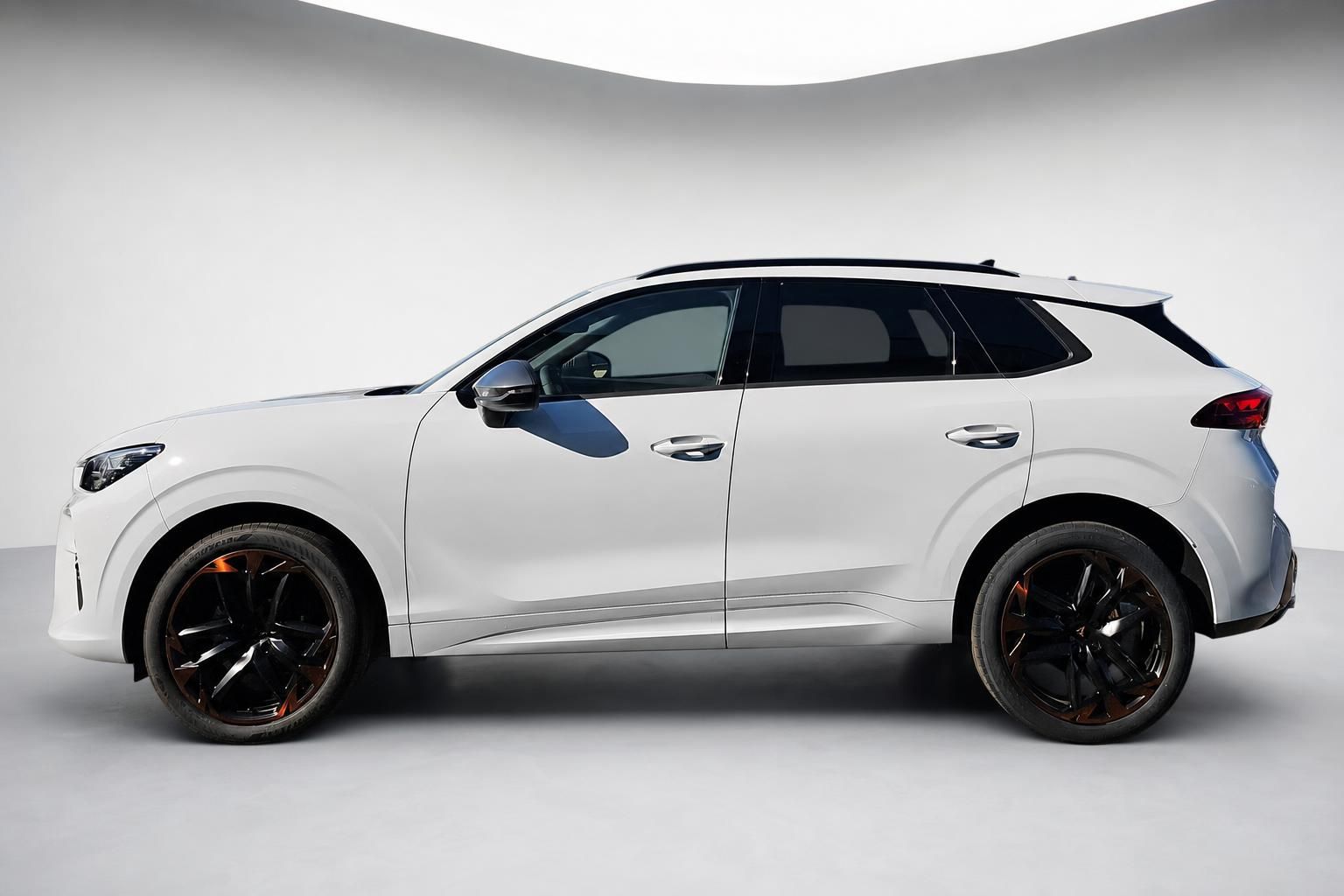 Cupra SUV weiss Seitenansicht Profil Studiofoto