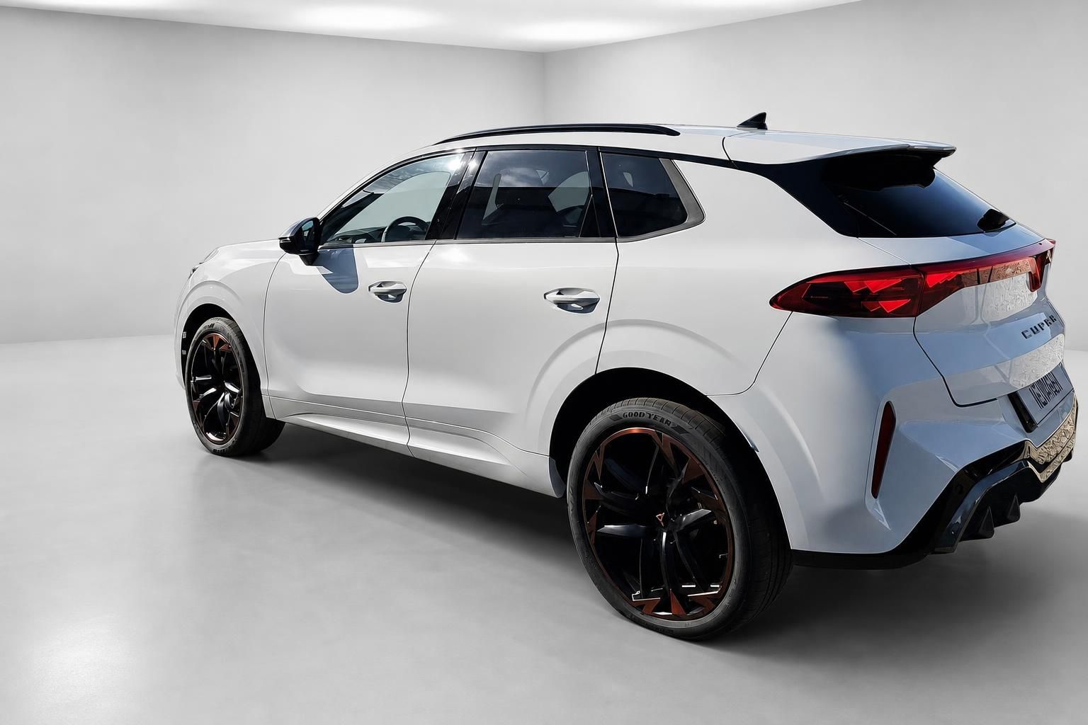 Cupra SUV weiss Heckansicht schraeg mit Sportfelgen