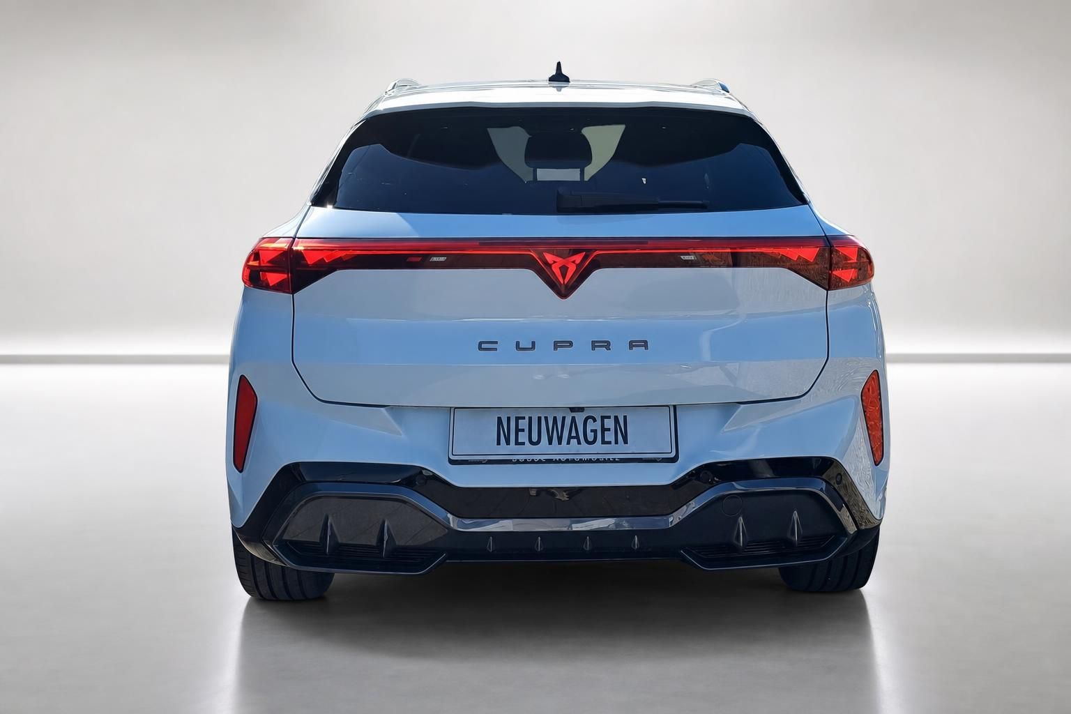 Cupra weiss Heckansicht Neuwagen Studioaufnahme