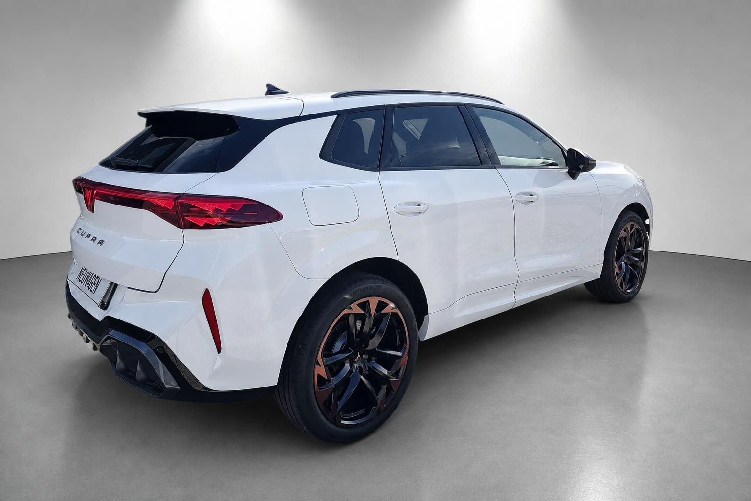 Cupra weiss SUV Heckansicht seitlich mit Alufelgen