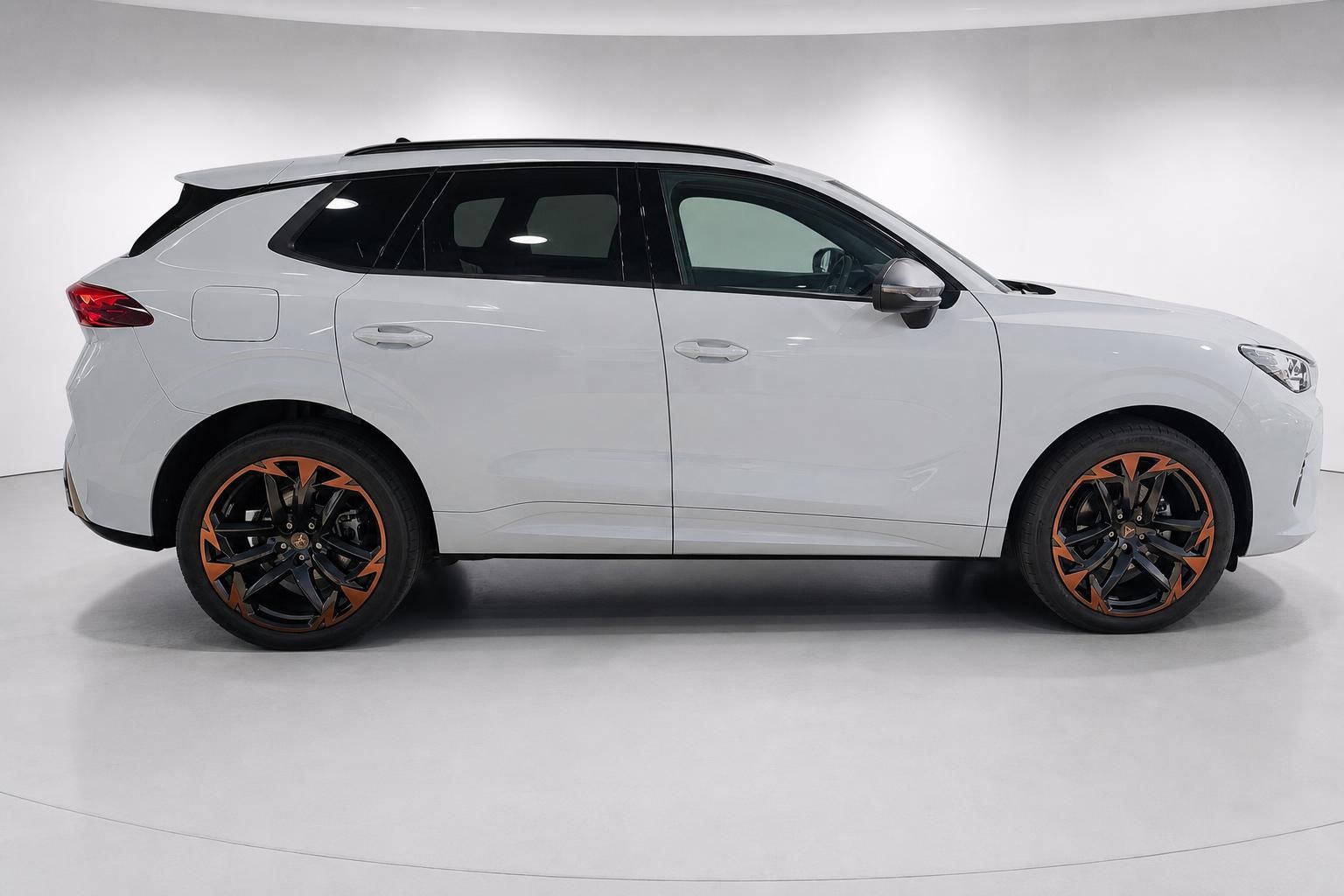 Cupra weiss SUV Seitenansicht im Fotostudio
