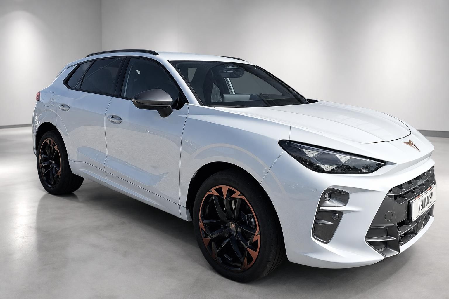 Cupra weiss SUV Frontansicht schraeg mit Alufelgen