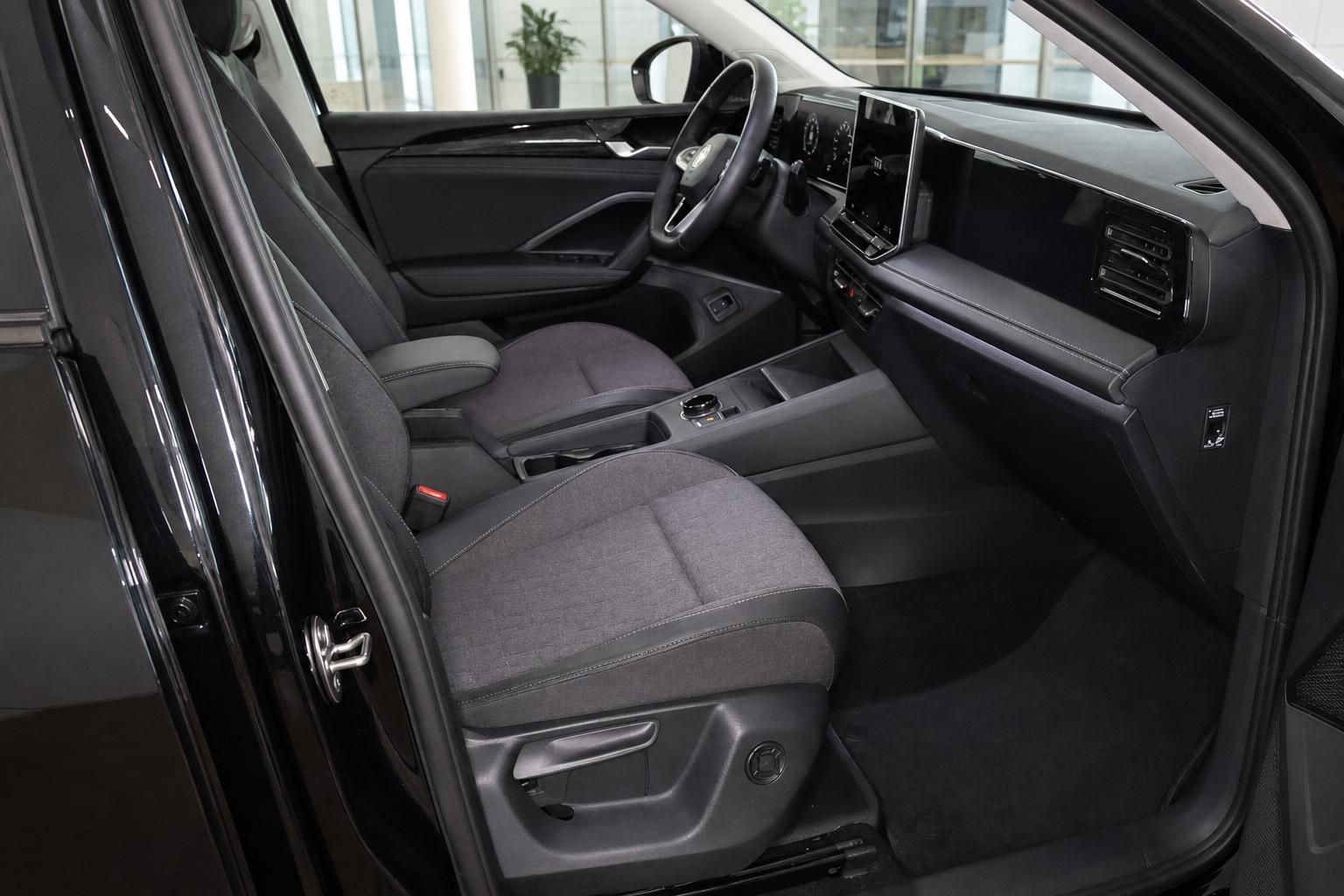 Vordersitze und Innenraum eines schwarzen VW SUV