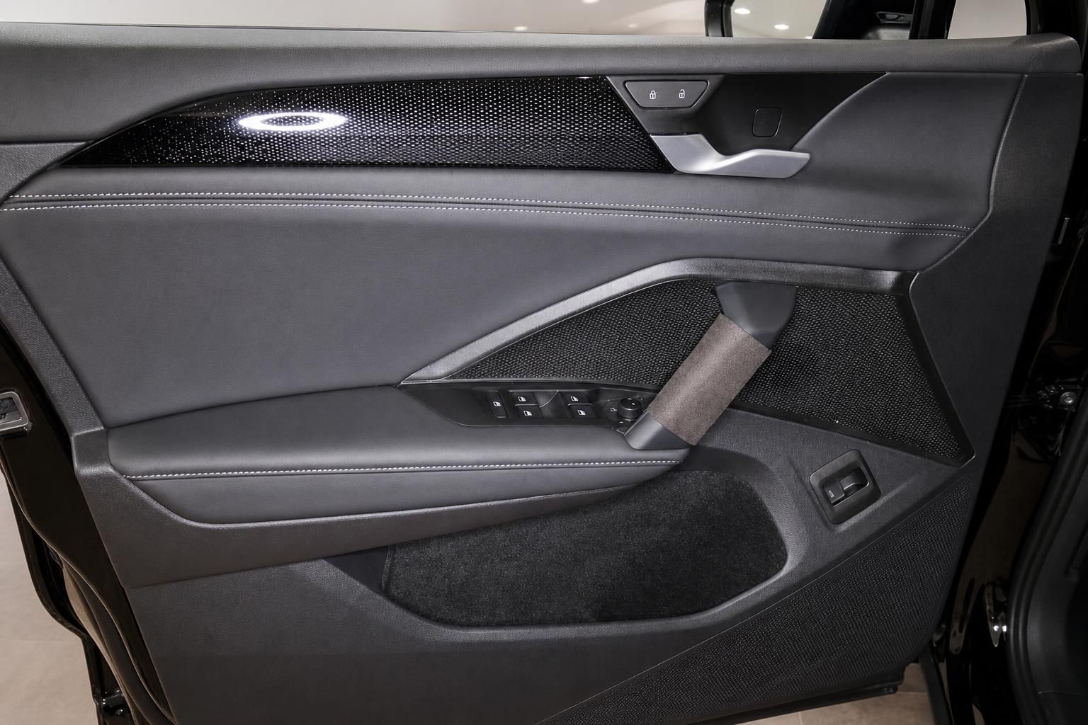 Türverkleidung mit Bedienelementen im VW SUV Innenraum