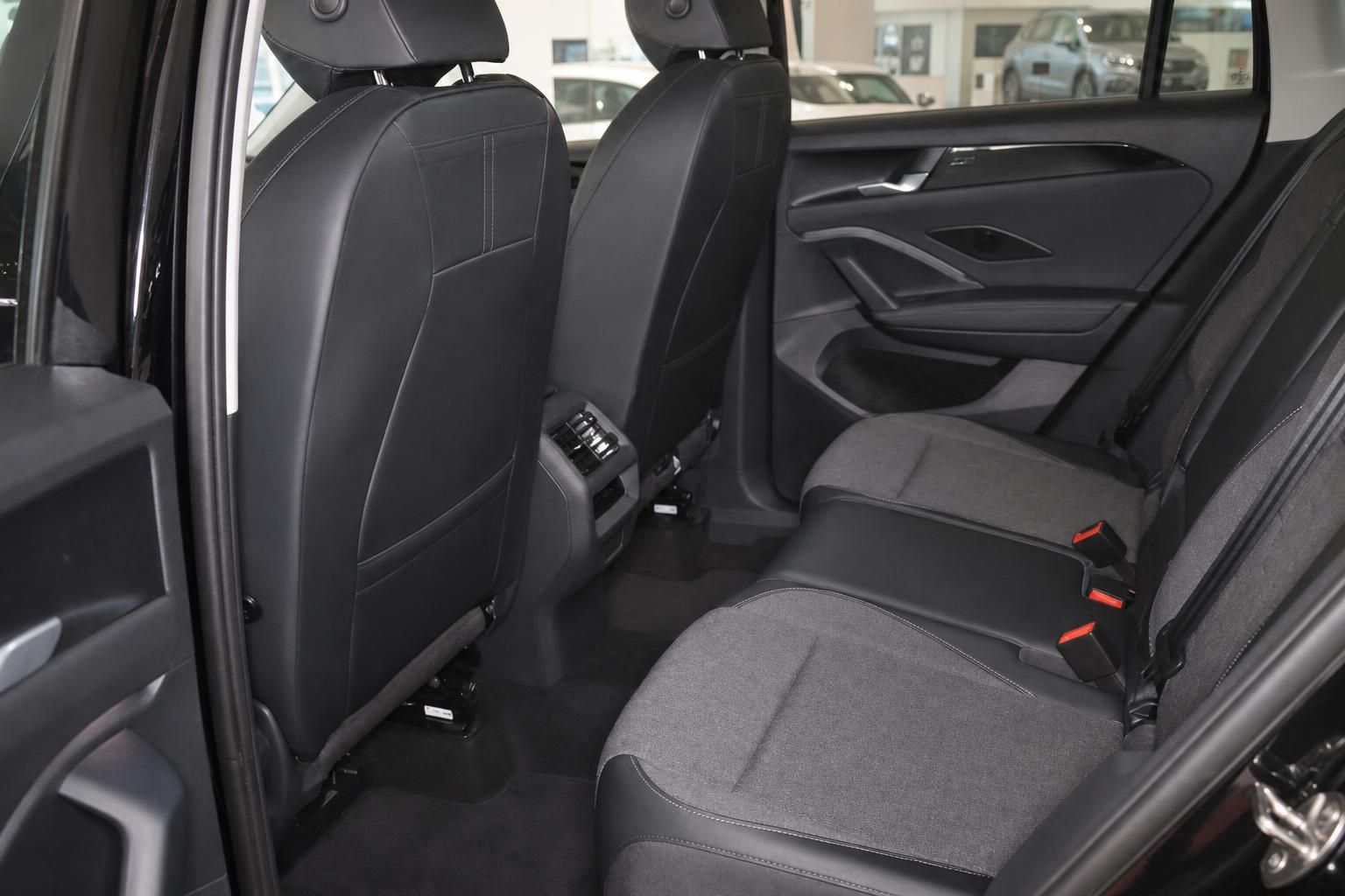 Rücksitzbank mit Lederausstattung im VW SUV Innenraum