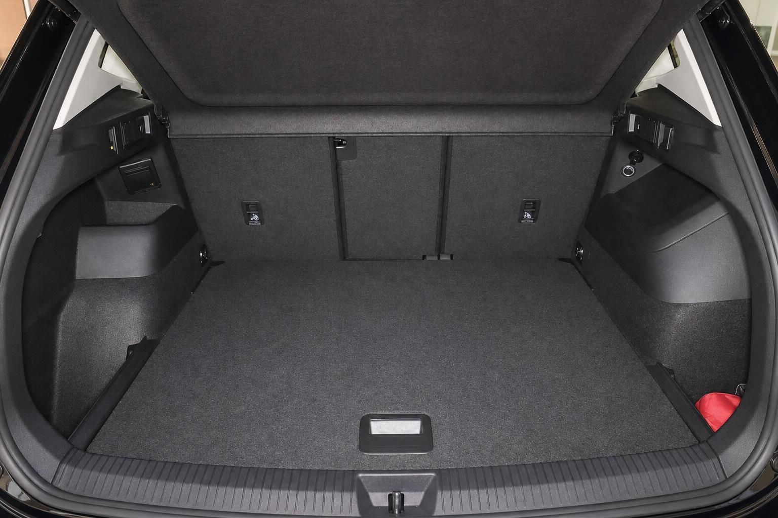 Leerer Kofferraum mit viel Stauraum im VW SUV