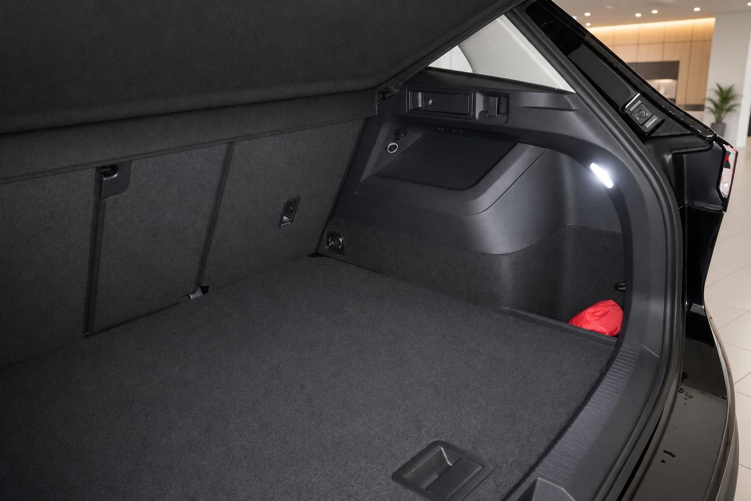 Kofferraum Detailansicht mit Ladekante im VW SUV