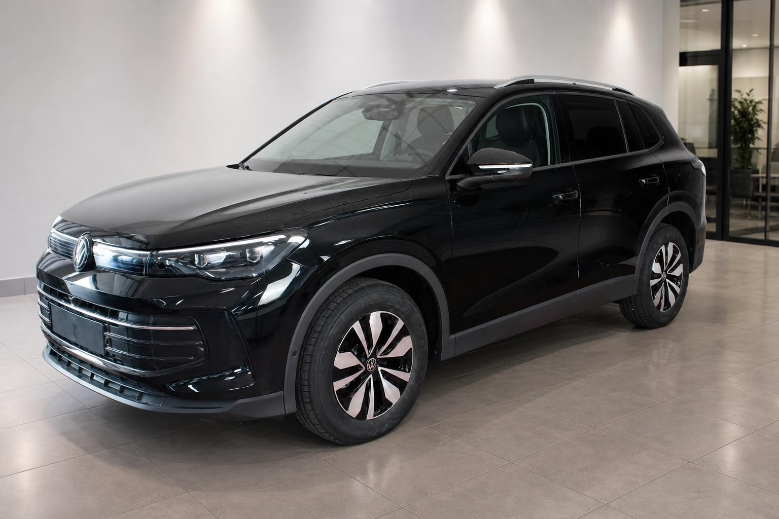 Schwarzer VW SUV Seitenansicht in Ausstellung