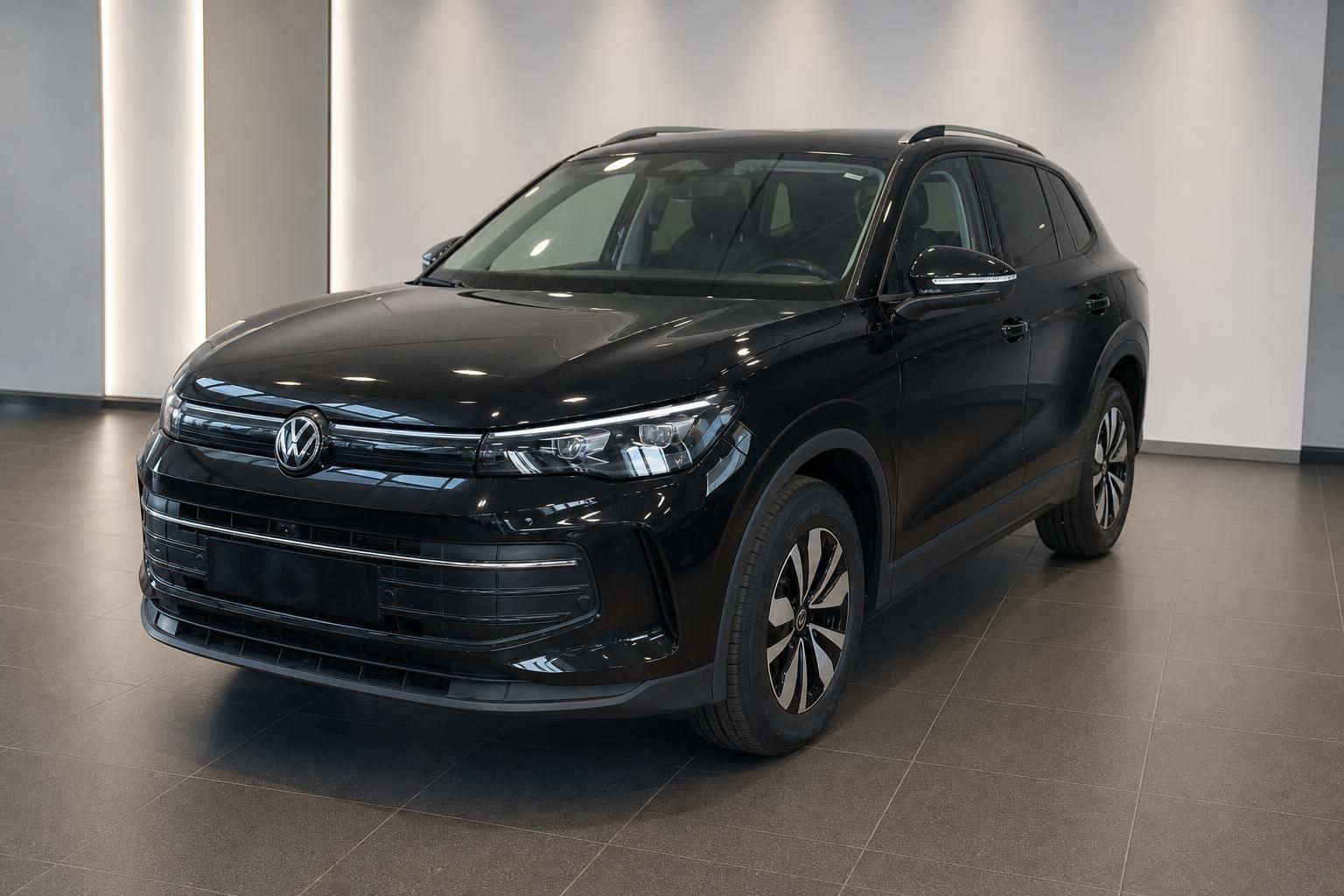 VW Tiguan eTSI in Schwarz, Frontansicht im Autohaus
