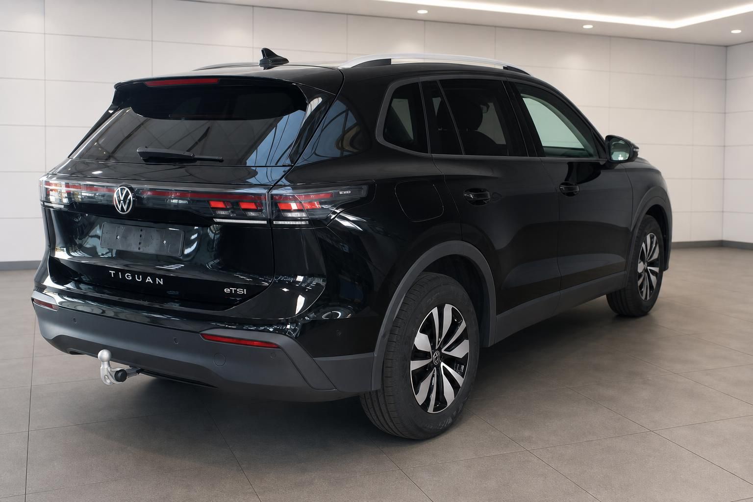 VW Tiguan eTSI in Schwarz, Heckansicht mit Anhaengerkupplung