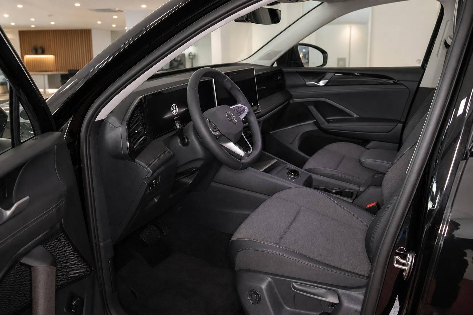 VW Tiguan Innenraum mit Blick auf Fahrersitz und Cockpit