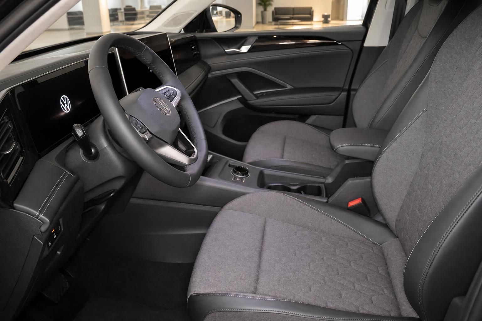VW Tiguan Innenraum mit Cockpit, Lenkrad und Sitzen in Schwarz