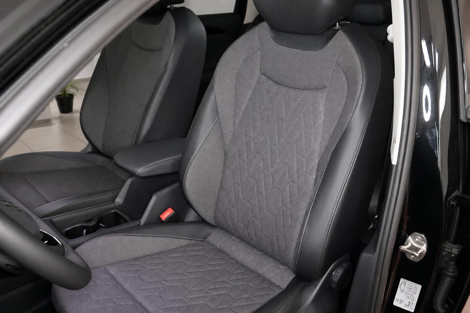 VW Tiguan Vordersitze in Stoff-Leder-Kombination Detailansicht
