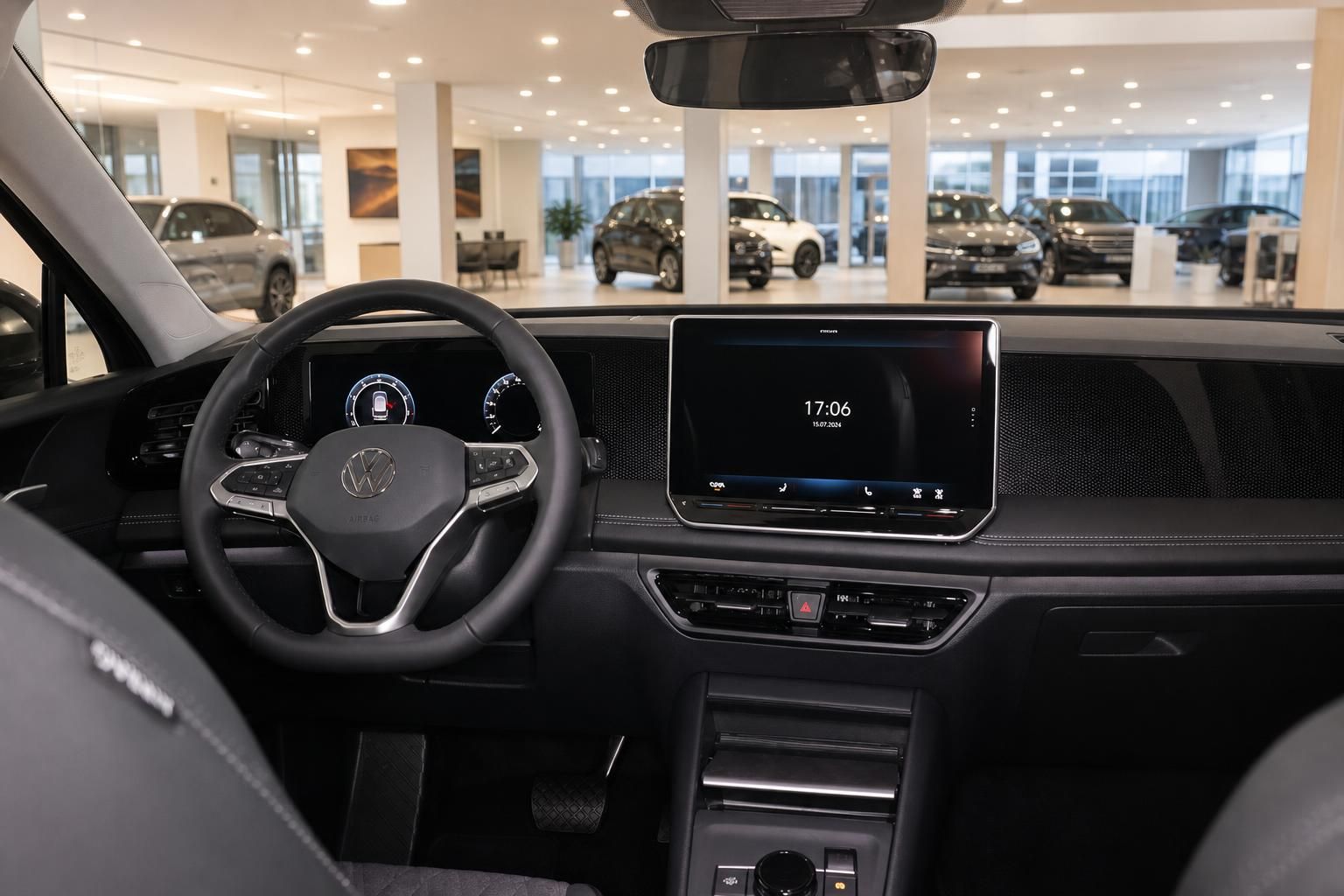 Cockpit und Armaturenbrett eines VW im Autohaus