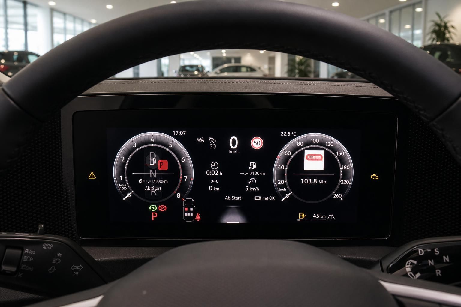 Digitales Kombiinstrument hinter dem Lenkrad im VW