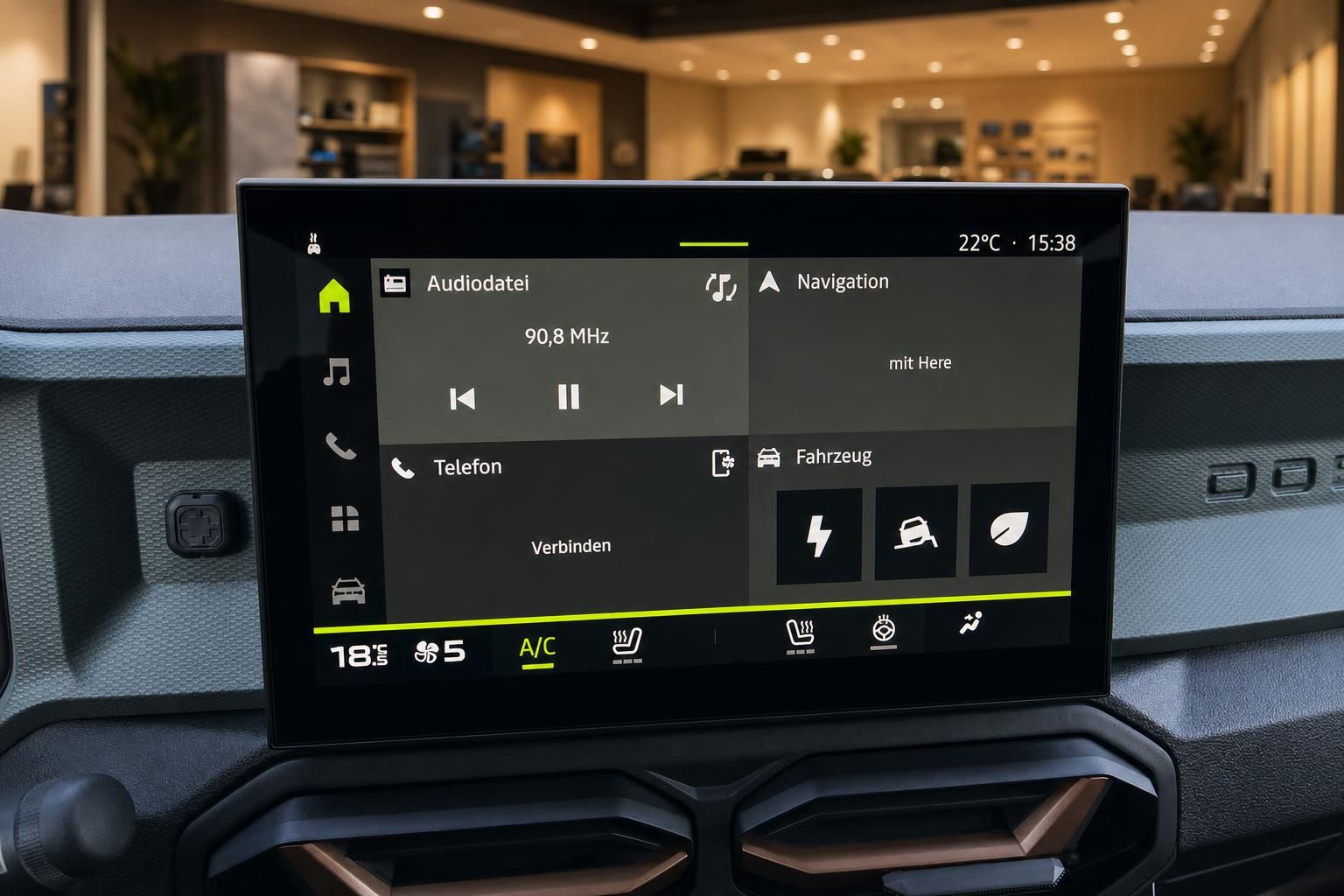 Touchscreen-Display mit Infotainment-System im Fahrzeug-Innenraum
