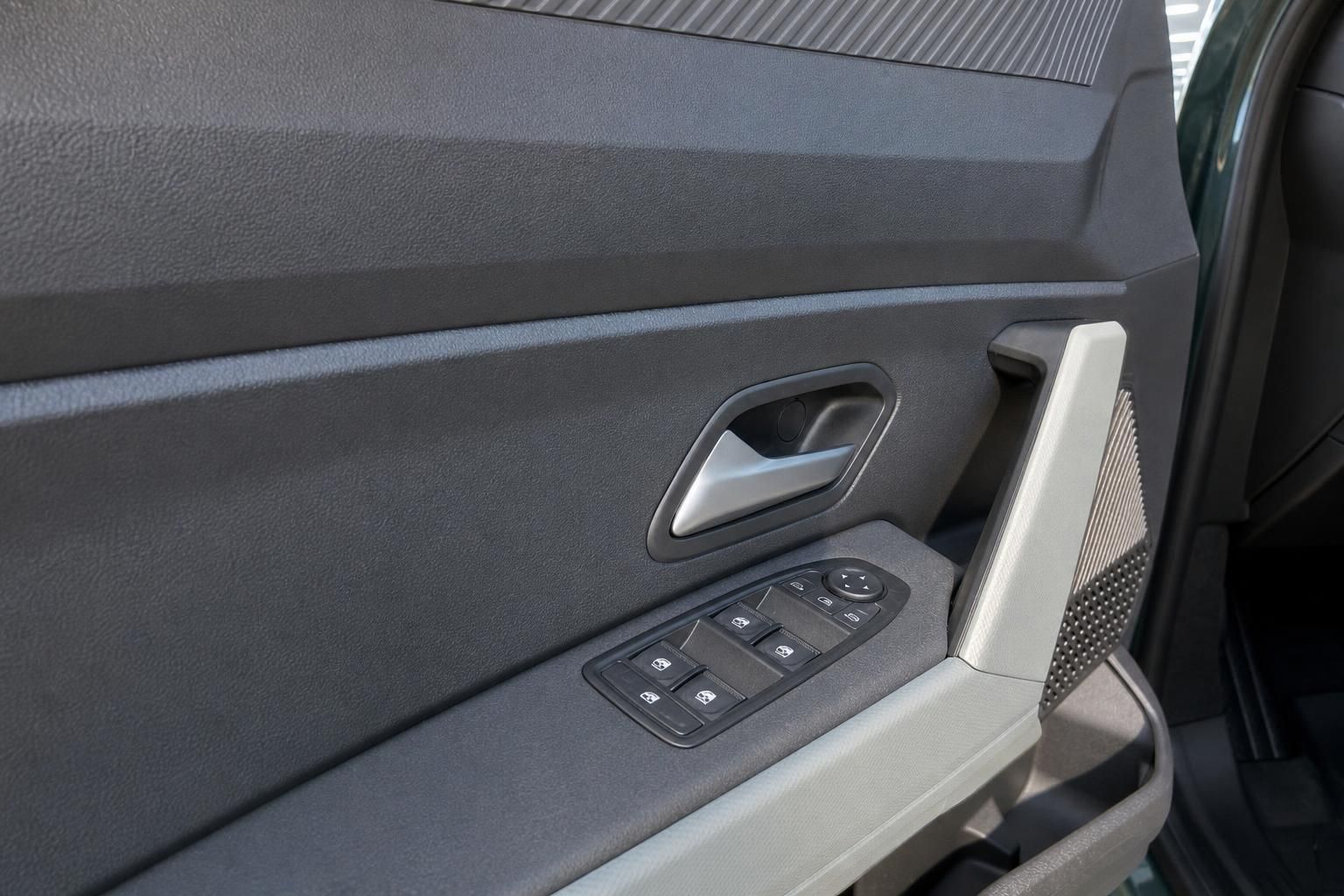 Fahrzeugtürverkleidung mit Fensterheberschaltern und Türgriff-Detail