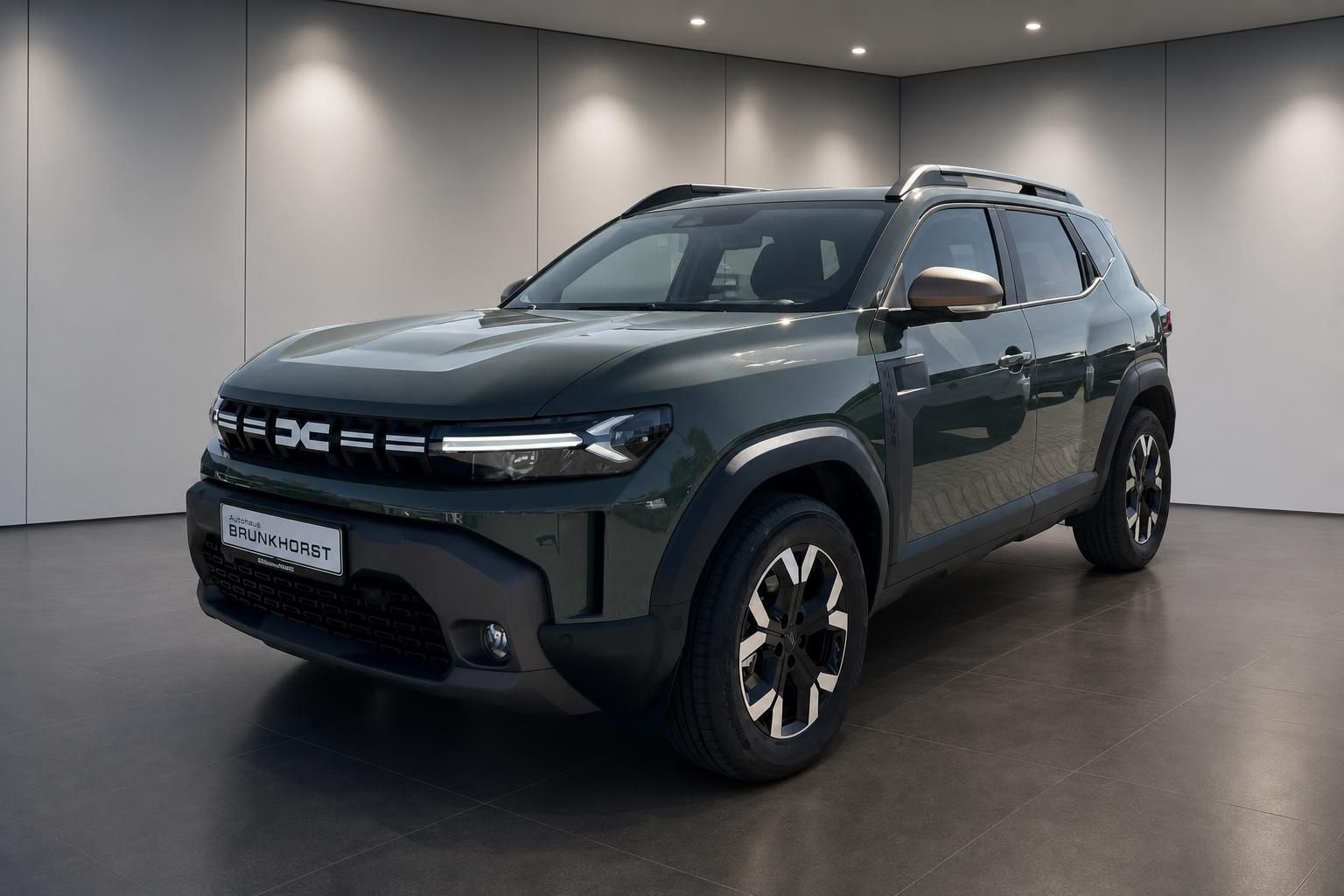 Dacia Duster SUV Seitenansicht in grün-grauer Lackierung im Autohaus Brunkhorst Showroom